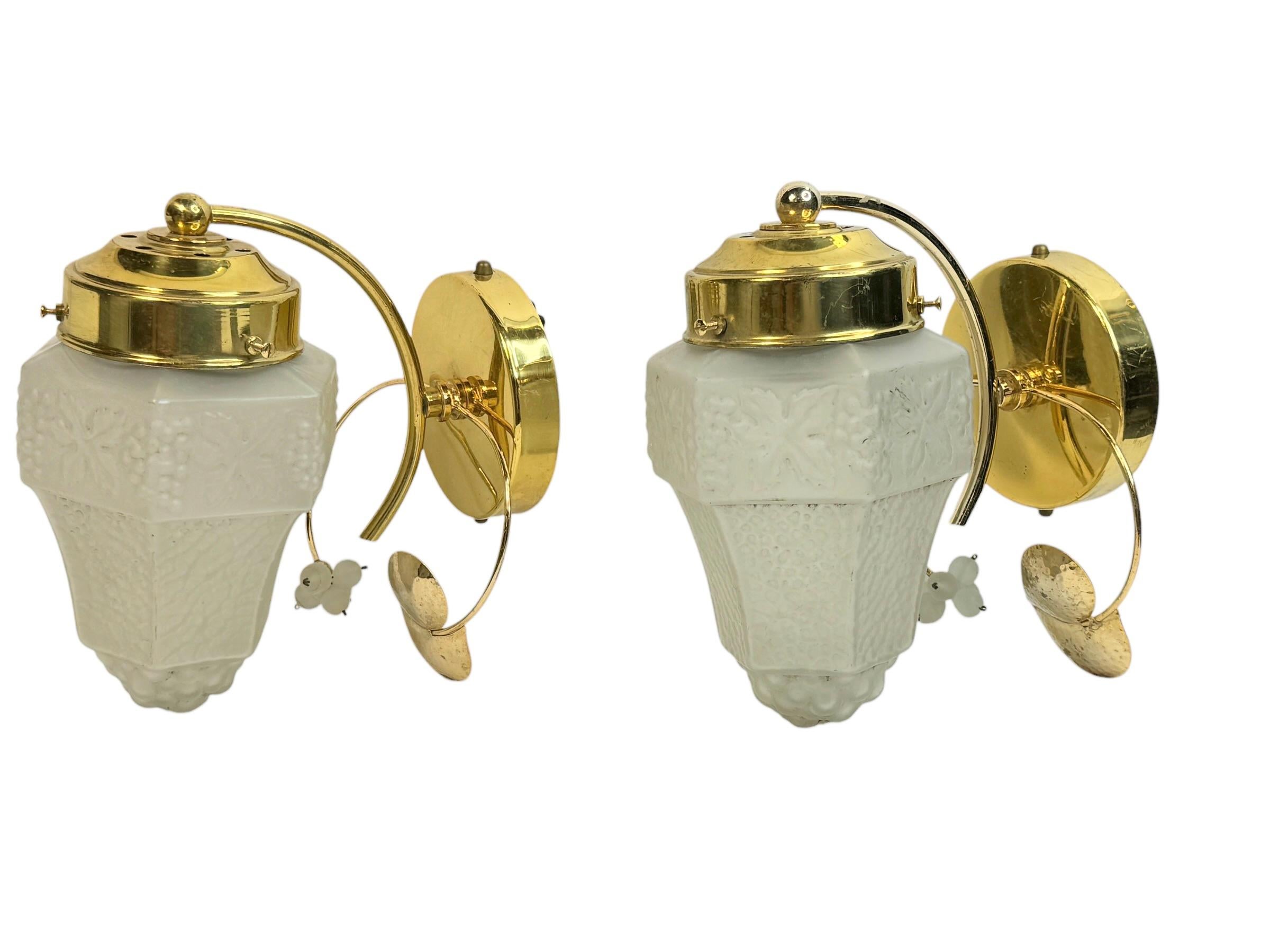 Tedesco Coppia di lampade da parete d'epoca, ottone e vetro a forma di uva, Germania anni '70 in vendita