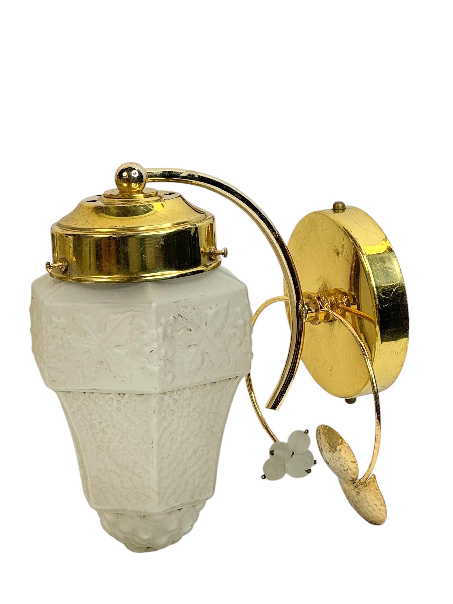 Metallo Coppia di lampade da parete d'epoca, ottone e vetro a forma di uva, Germania anni '70 in vendita