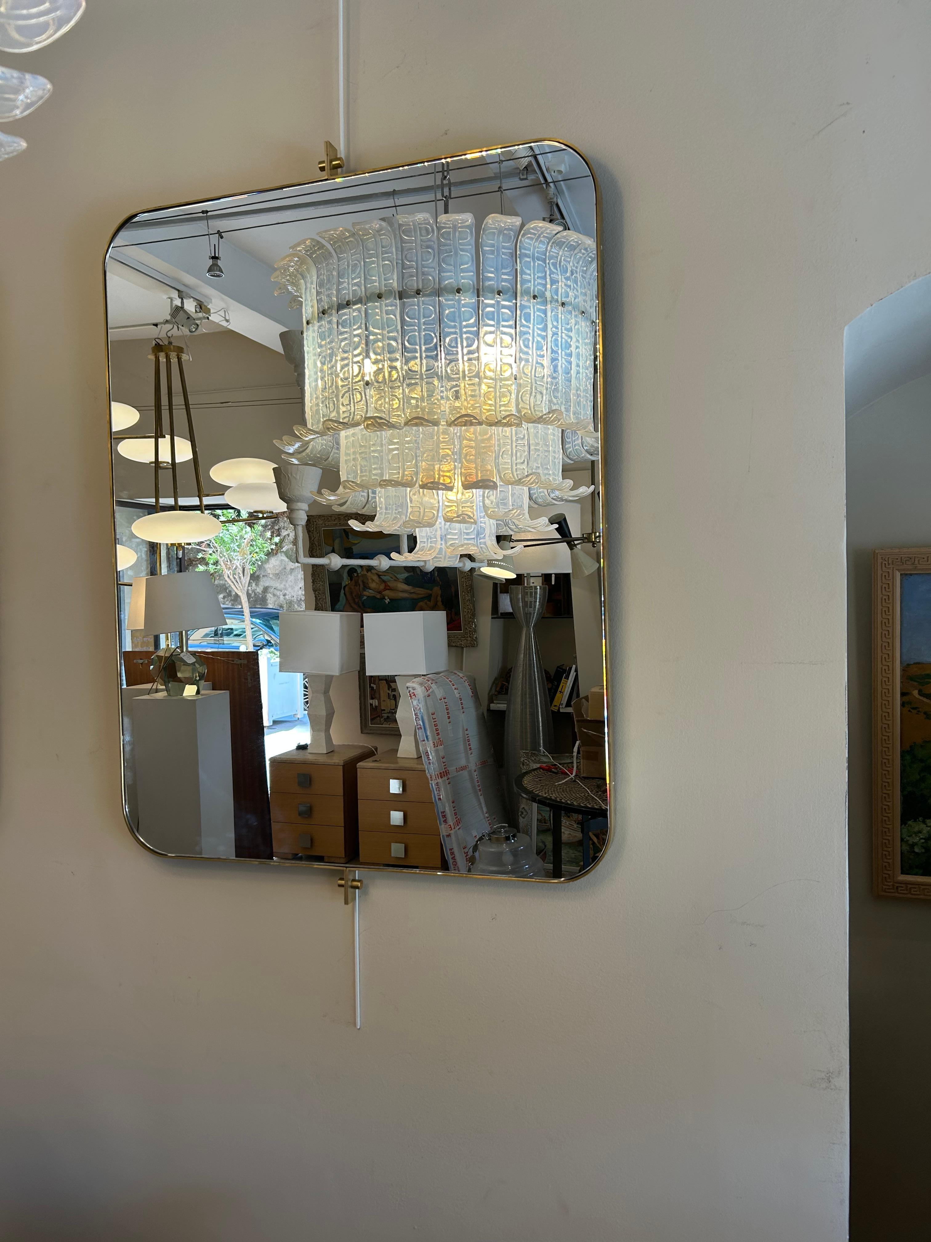 ⸻

Coppia di specchi da parete vintage - stile metà secolo

Questa elegante coppia di specchi presenta un design pulito e raffinato, caratteristico dello stile Mid-Century Modern, probabilmente risalente agli anni Settanta. La loro forma