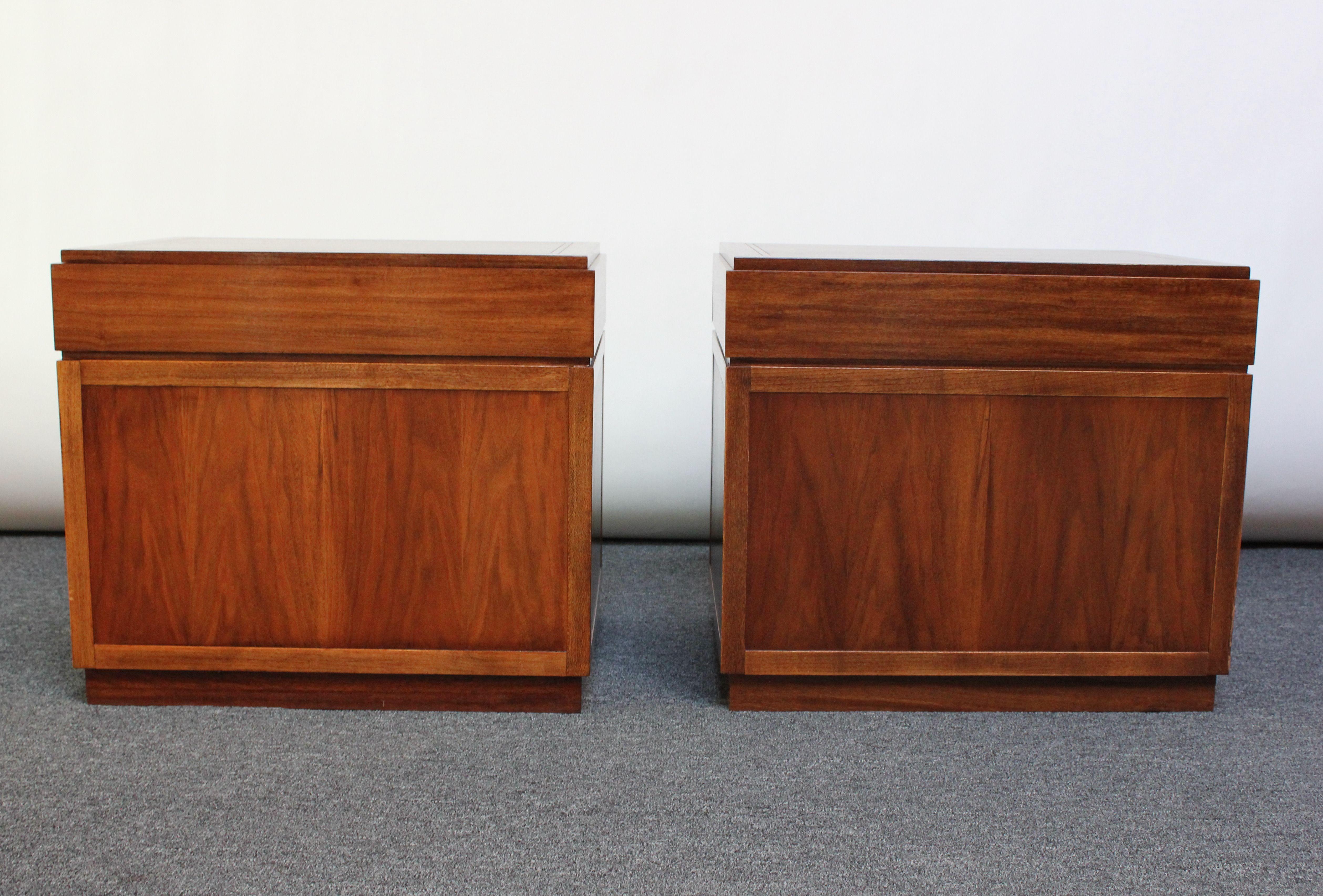 Pair of Vintage Walnut and Brass Nightstands by Baker For Sale 5