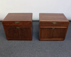 Paire de tables de nuit vintage en noyer et laiton par Baker