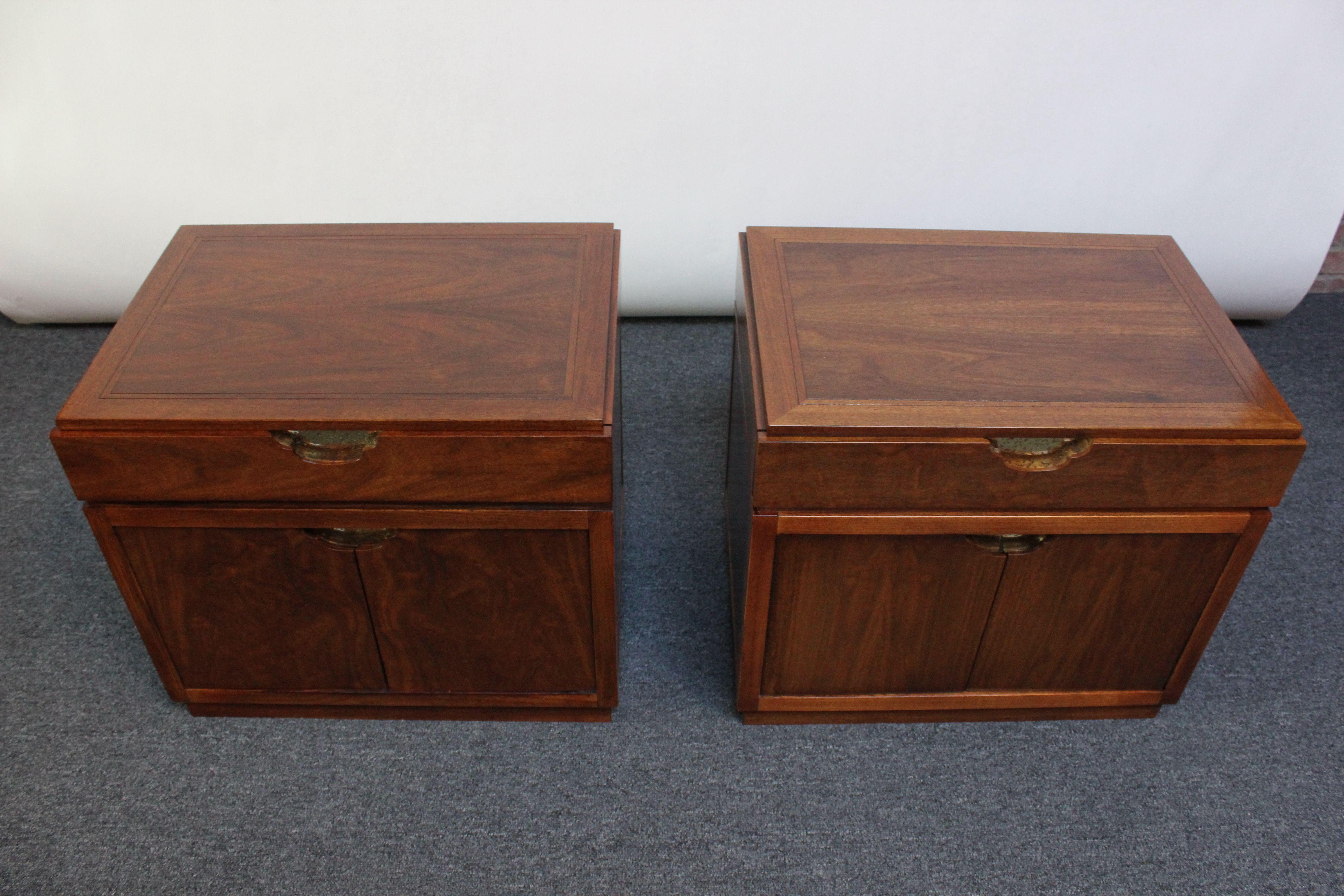 Mid-Century Modern Pair of Vintage Walnut and Brass Nightstands by Baker For Sale