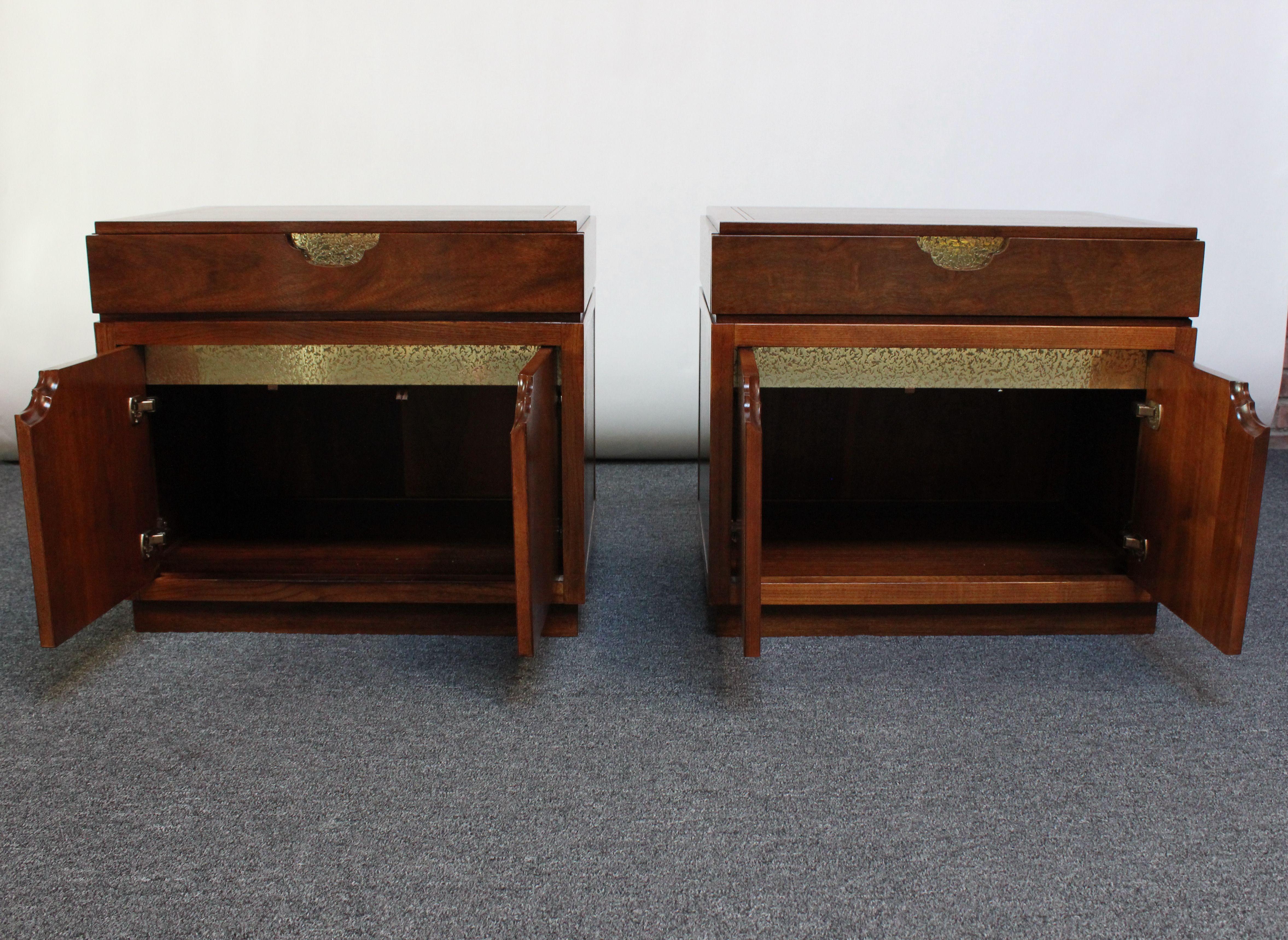 American Pair of Vintage Walnut and Brass Nightstands by Baker For Sale