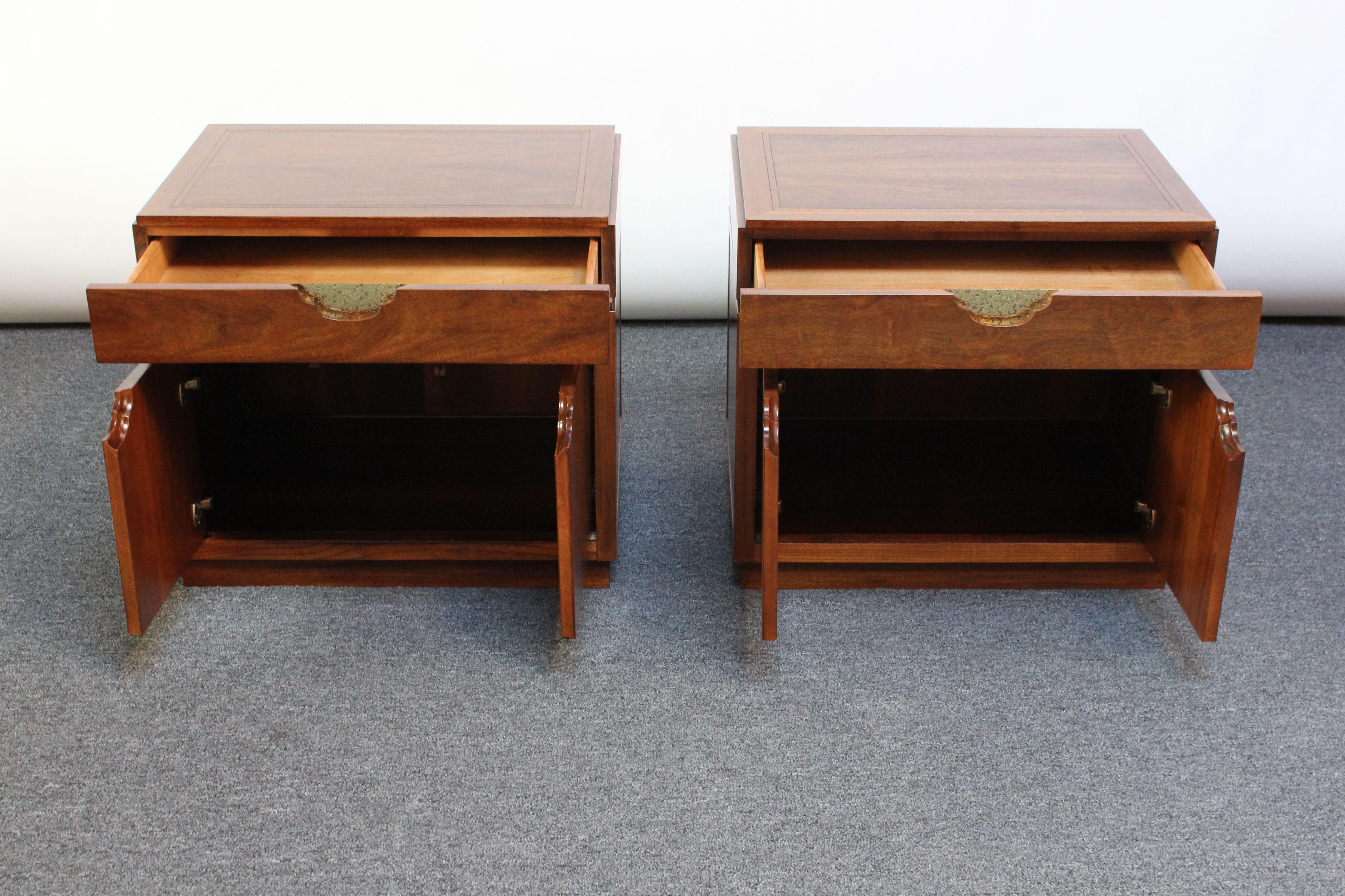 Late 20th Century Pair of Vintage Walnut and Brass Nightstands by Baker For Sale