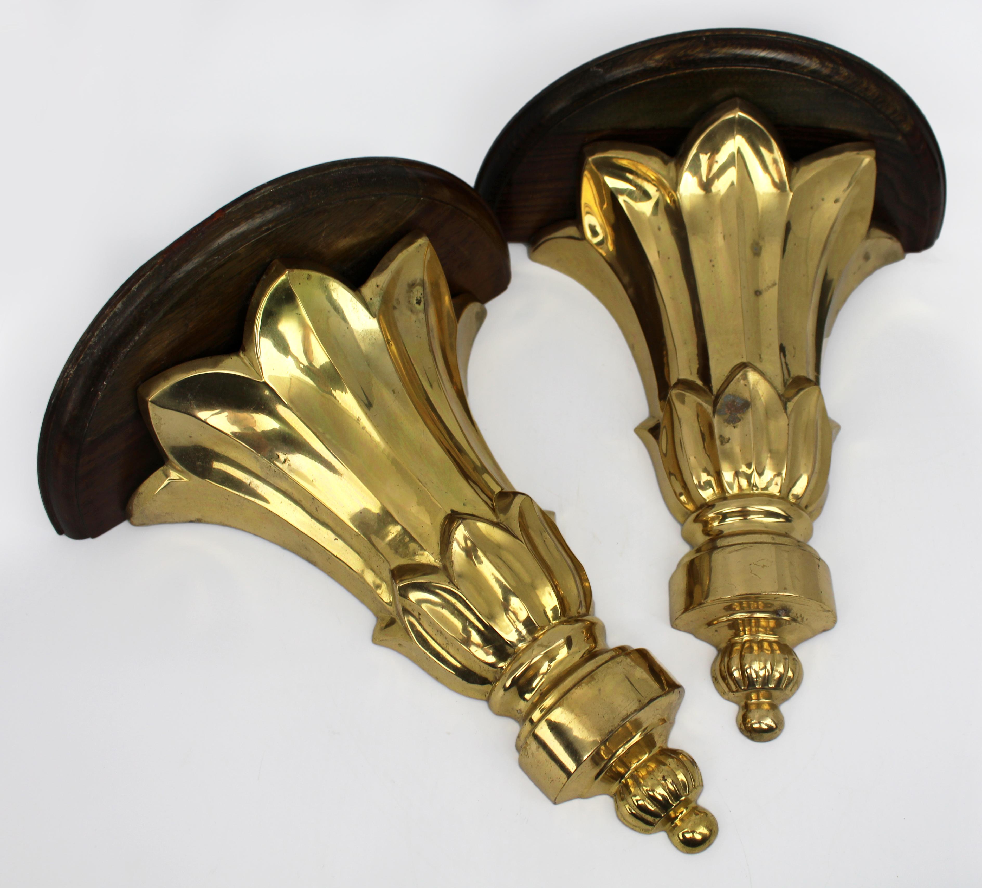 Coppia di staffe da parete in noce e ottone d'epoca


Coppia di mensole da parete vintage del XX secolo

Corpi decorativi in ottone a forma di foglia con piani in noce demilune

Fissaggi in ottone sul retro

Misure 26 x 12,5 x 28,5 (altezza)