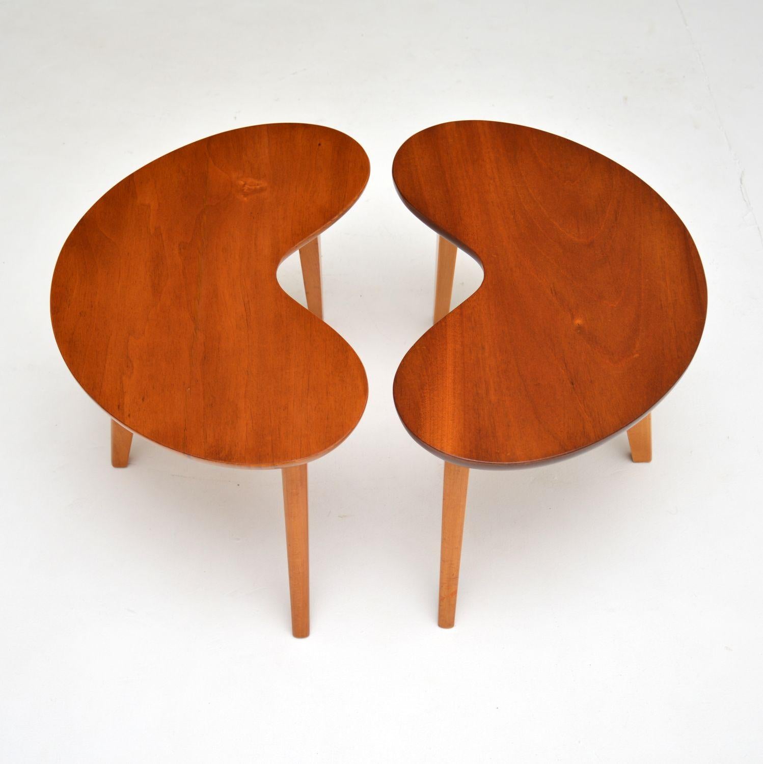 Pair of Vintage Walnut Kidney Side Tables In Good Condition In London, GB