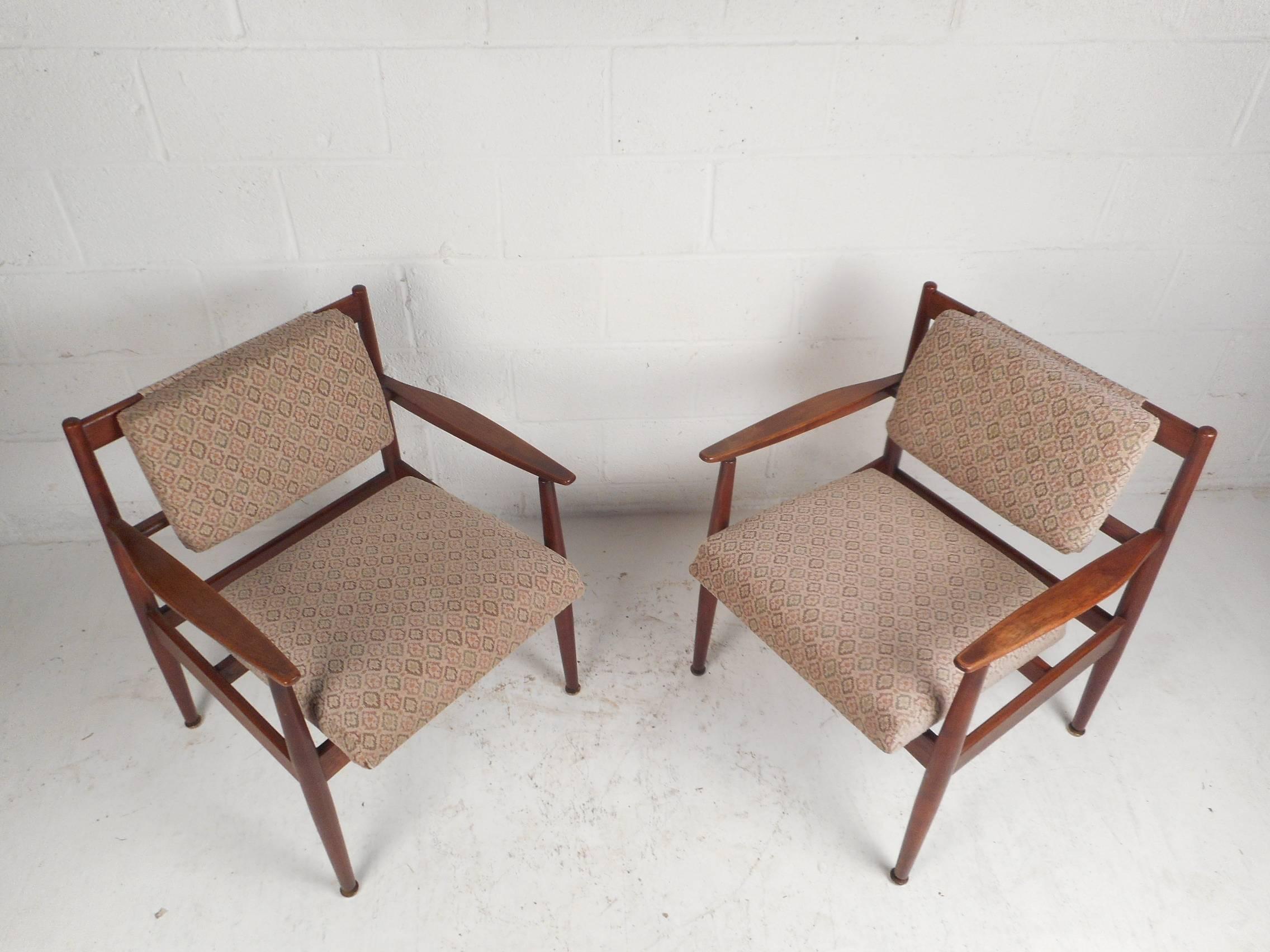 Mid-Century Modern Pair of Vintage Walnut Lounge Chairs by Jens Risom Design For Sale