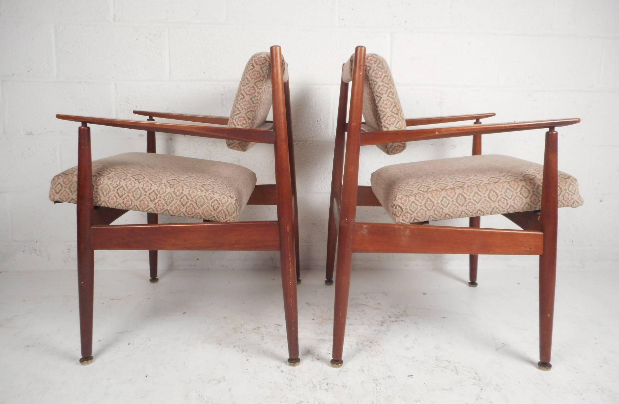 American Pair of Vintage Walnut Lounge Chairs by Jens Risom Design For Sale