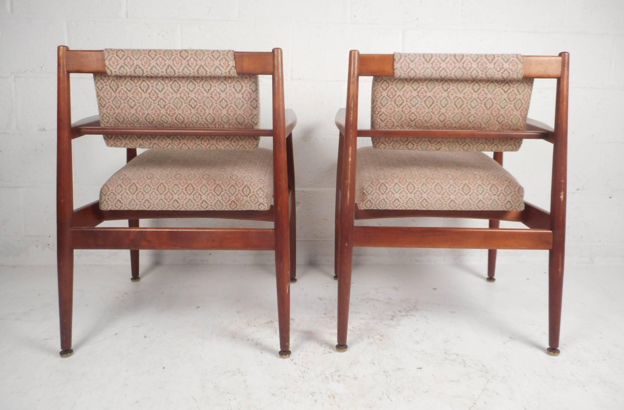 Pair of Vintage Walnut Lounge Chairs by Jens Risom Design In Good Condition For Sale In Brooklyn, NY