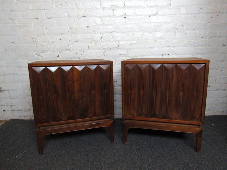 With sculpted details and an elegant walnut woodgrain throughout, this pair of vintage night stands offers timeless Mid-Century Modern style to any home. Please confirm item location with seller (NY/NJ).