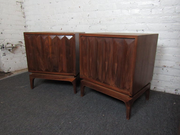 Pair of Vintage Walnut Night Stands In Good Condition In Brooklyn, NY