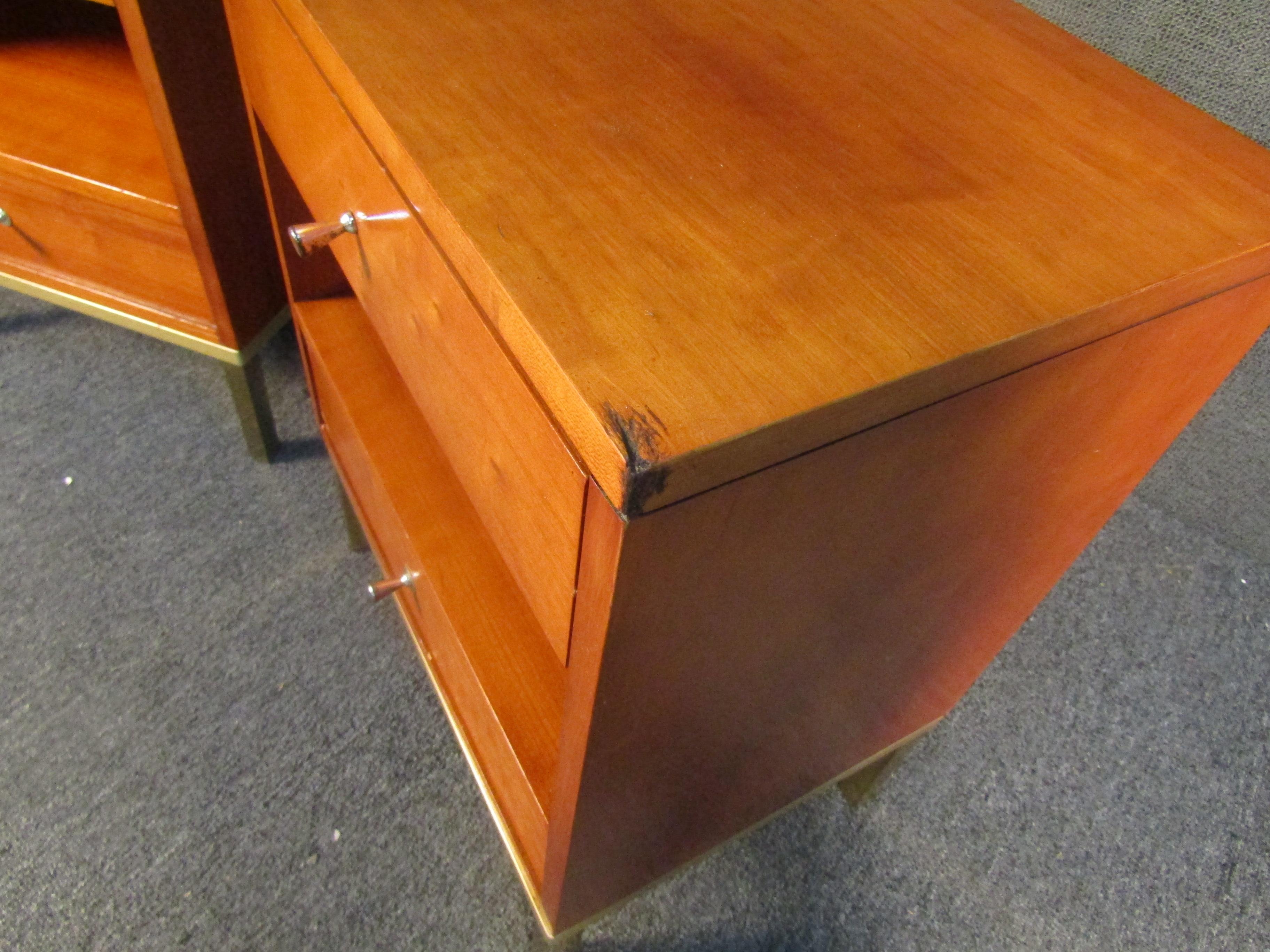 Pair of Vintage Walnut Night Stands in the Style of Paul McCobb In Fair Condition In Brooklyn, NY