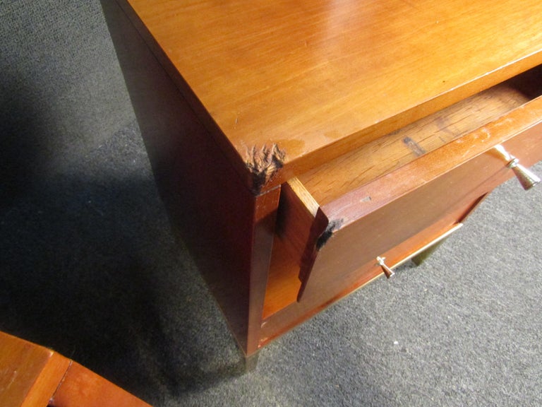Pair of Vintage Walnut Night Stands in the Style of Paul McCobb For Sale 1