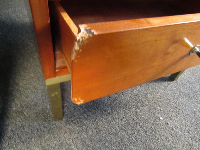 Pair of Vintage Walnut Night Stands in the Style of Paul McCobb For Sale 3