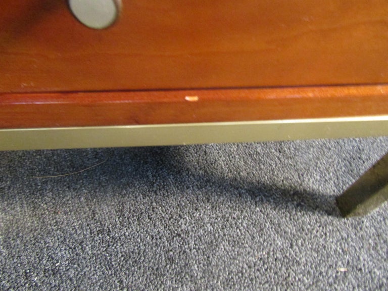 Pair of Vintage Walnut Night Stands in the Style of Paul McCobb For Sale 4