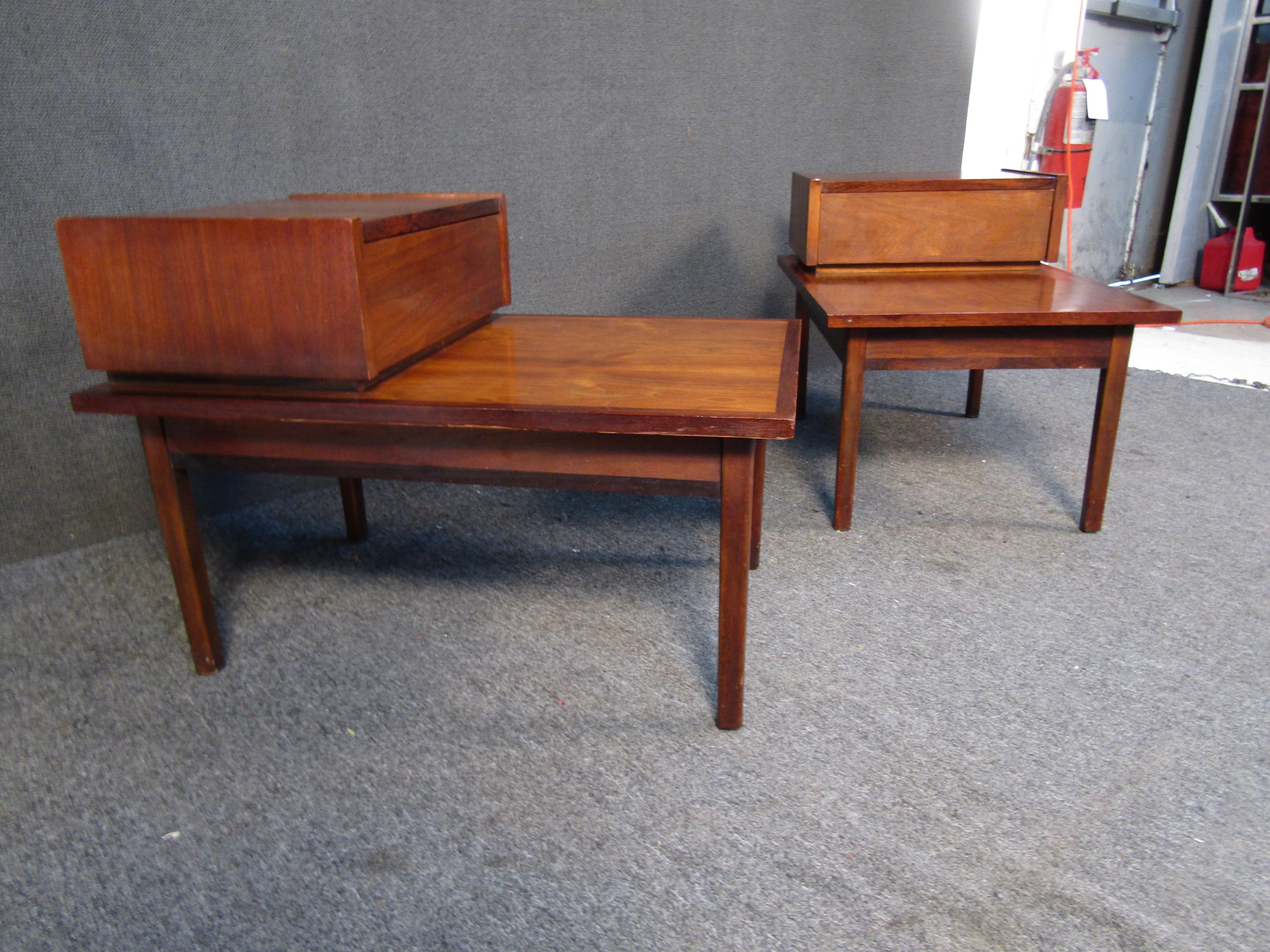 Pair of Vintage Walnut Nightstands by Stanley In Good Condition For Sale In Brooklyn, NY