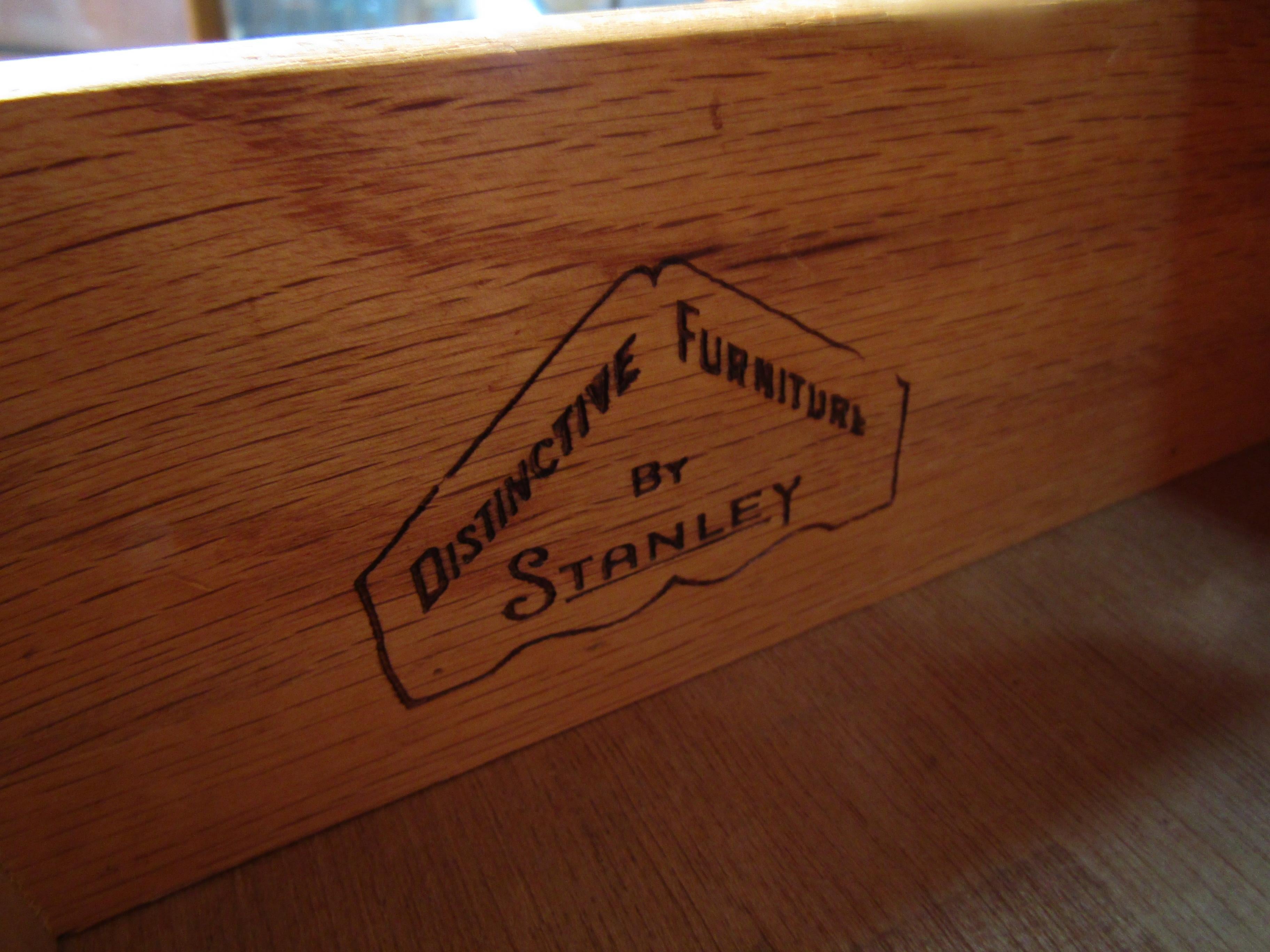 20ième siècle Paire de tables de nuit vintage en noyer par Stanley en vente