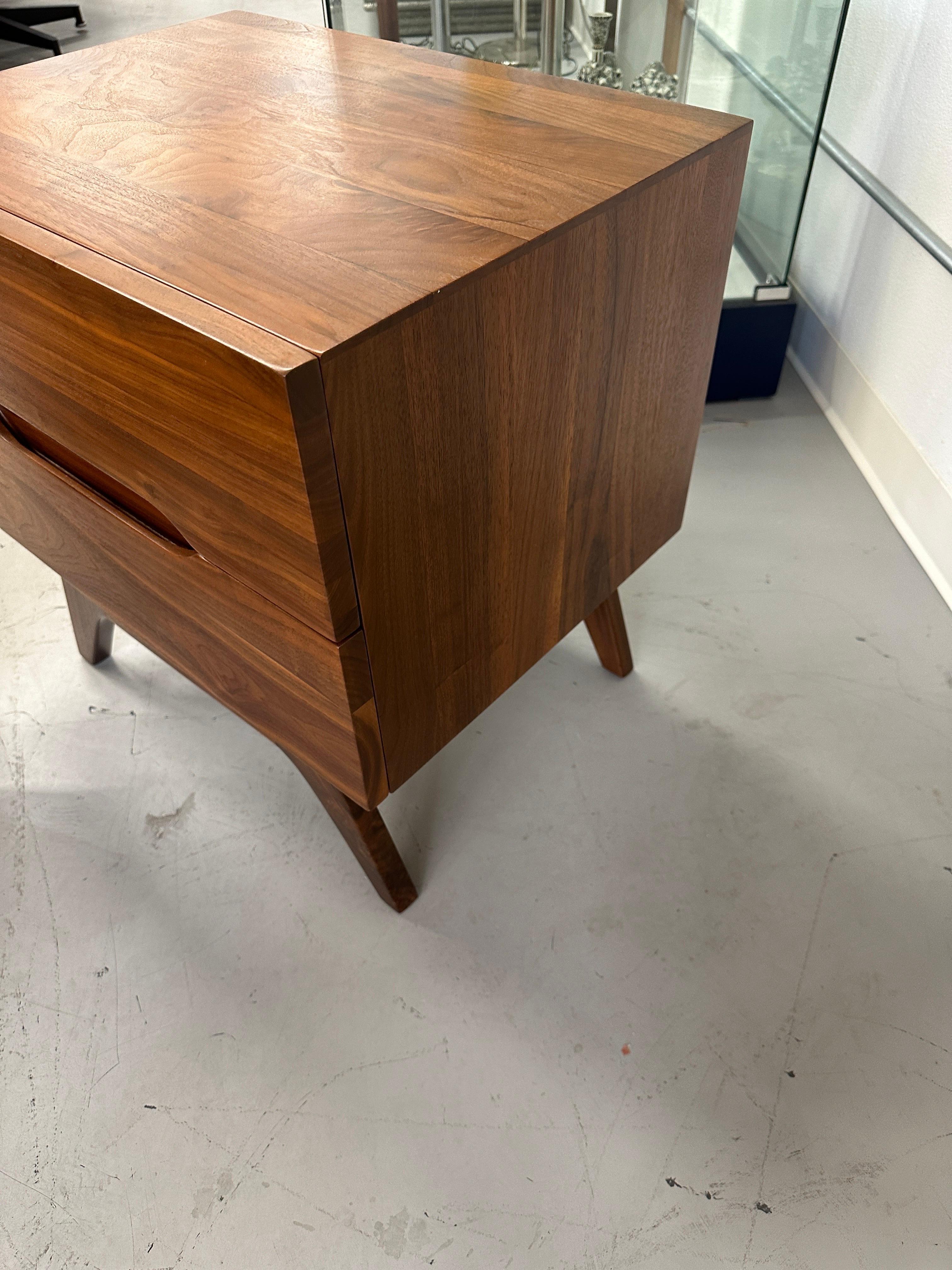 Pair of Vintage Walnut Nightstands 6