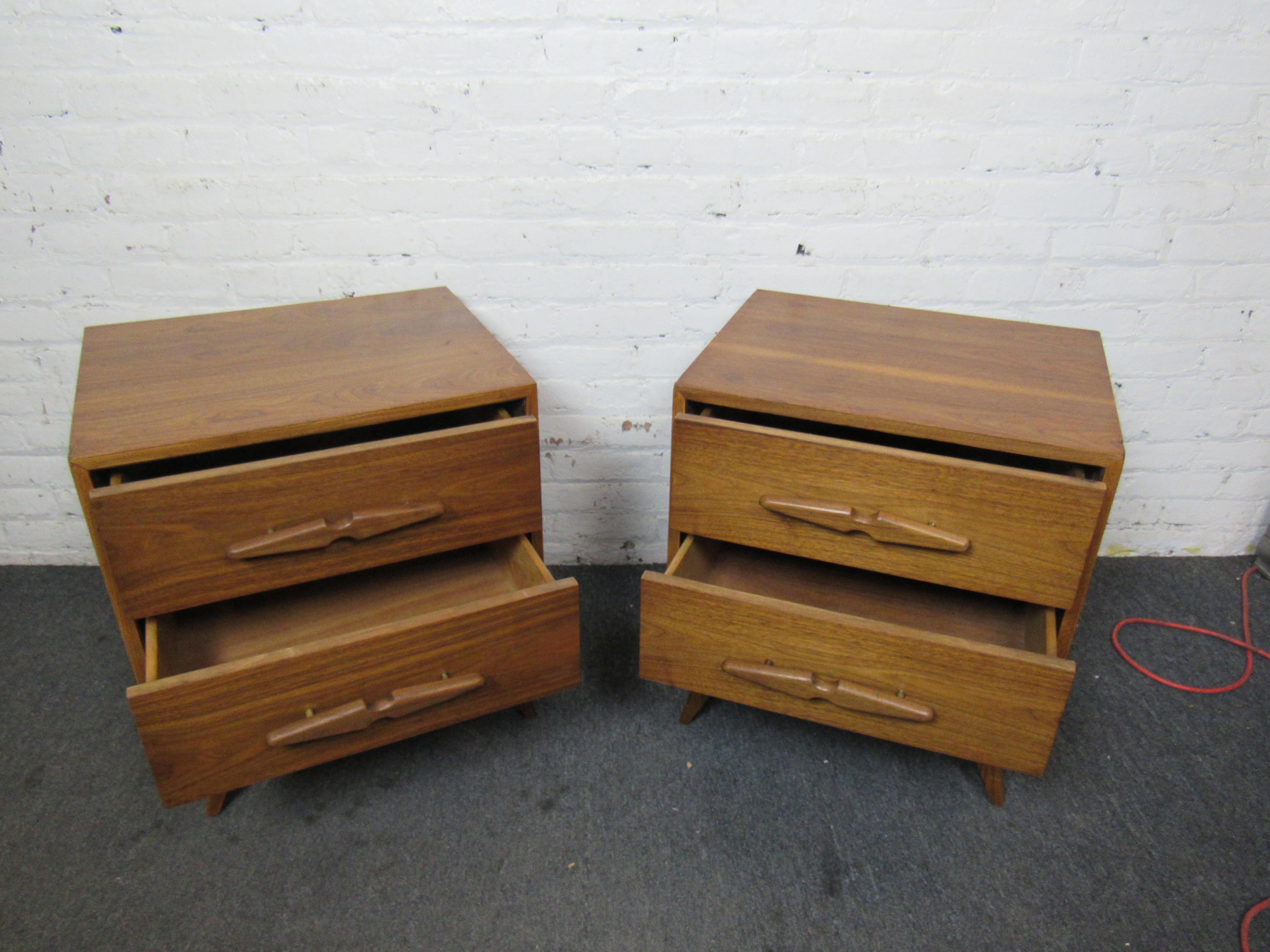 This pair of Mid-Century Modern nightstands combine beautiful walnut surfaces with sculpted drawer pulls and legs. Please confirm item location with seller (NY/NJ).
