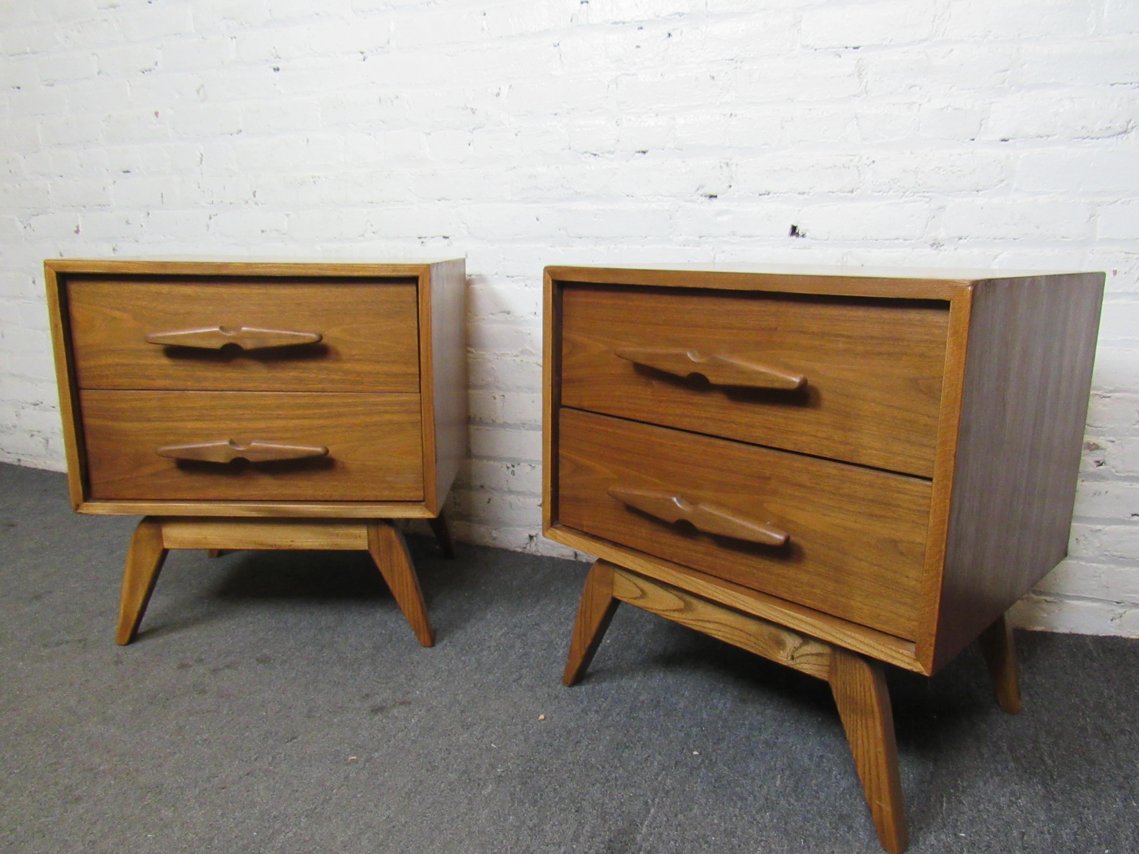 Pair of Vintage Walnut Nightstands In Good Condition In Brooklyn, NY