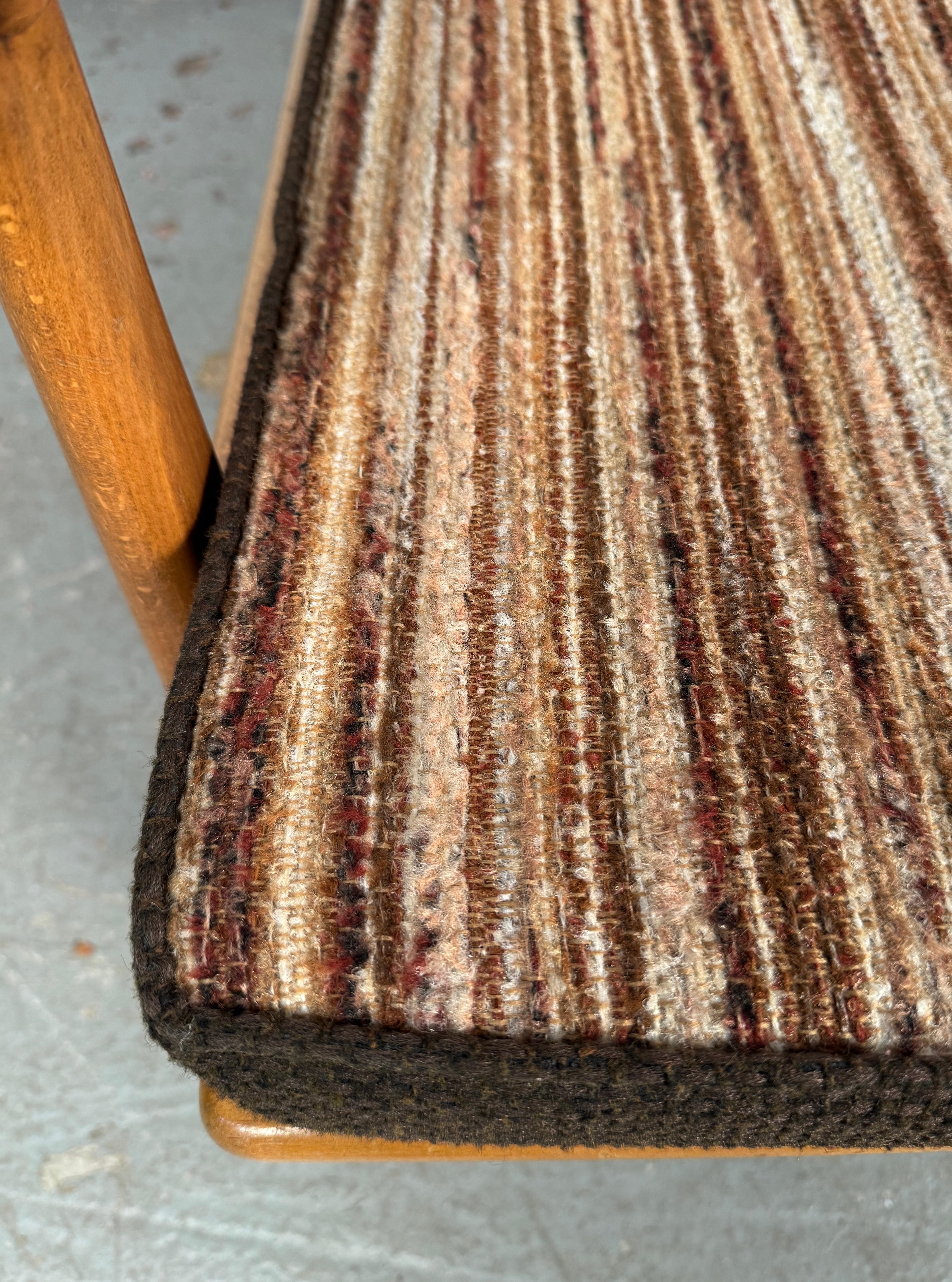 Paar Sessel mit Spindellehne aus Nussbaum im Vintage-Stil im Angebot 4