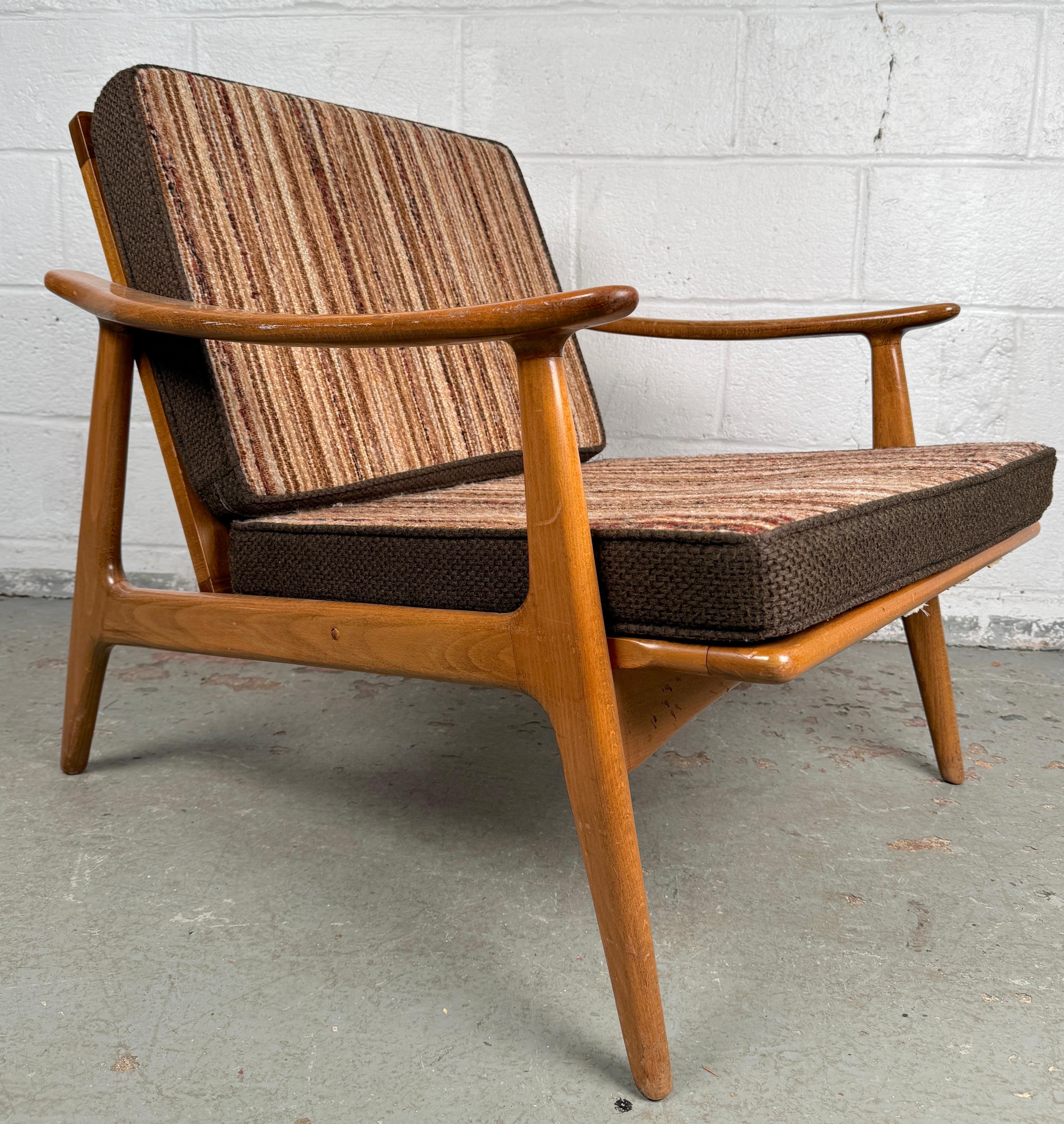 Paar Sessel mit Spindellehne aus Nussbaum im Vintage-Stil im Angebot 6