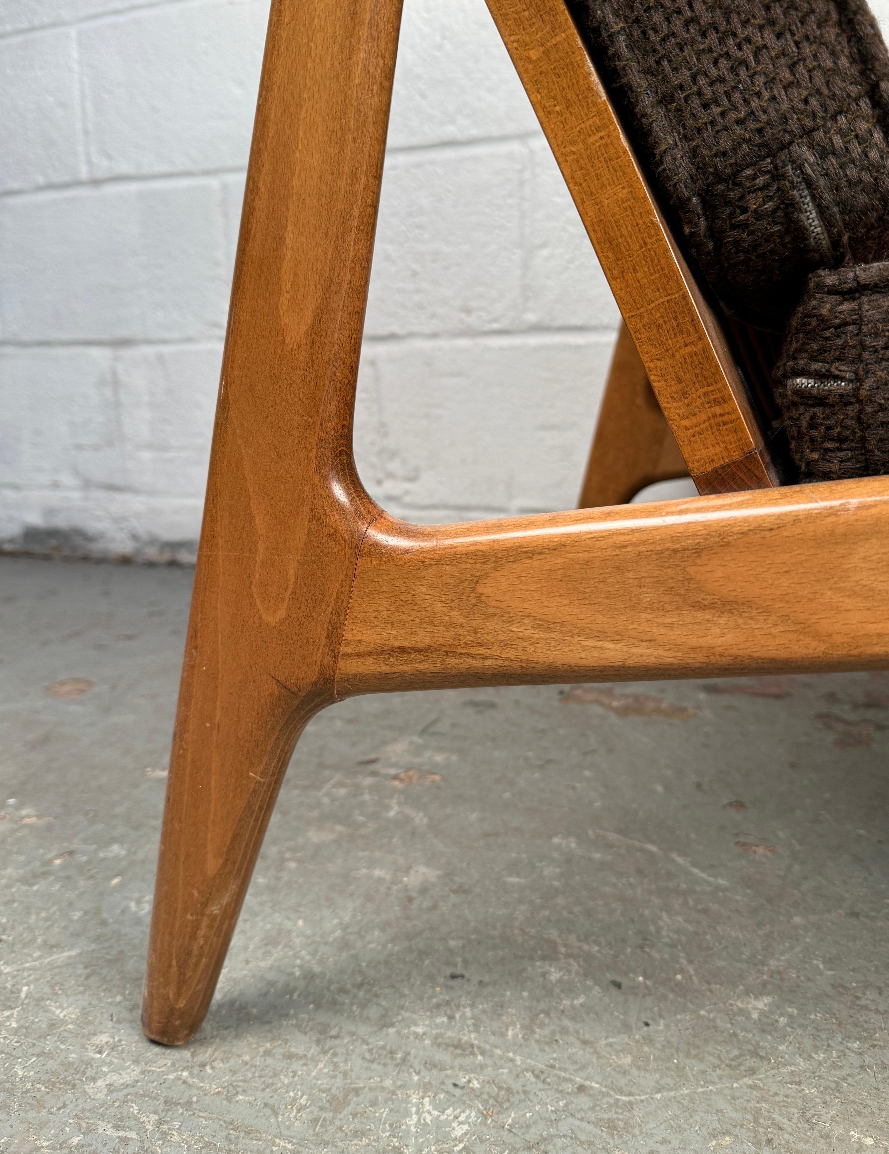 Paar Sessel mit Spindellehne aus Nussbaum im Vintage-Stil im Angebot 8