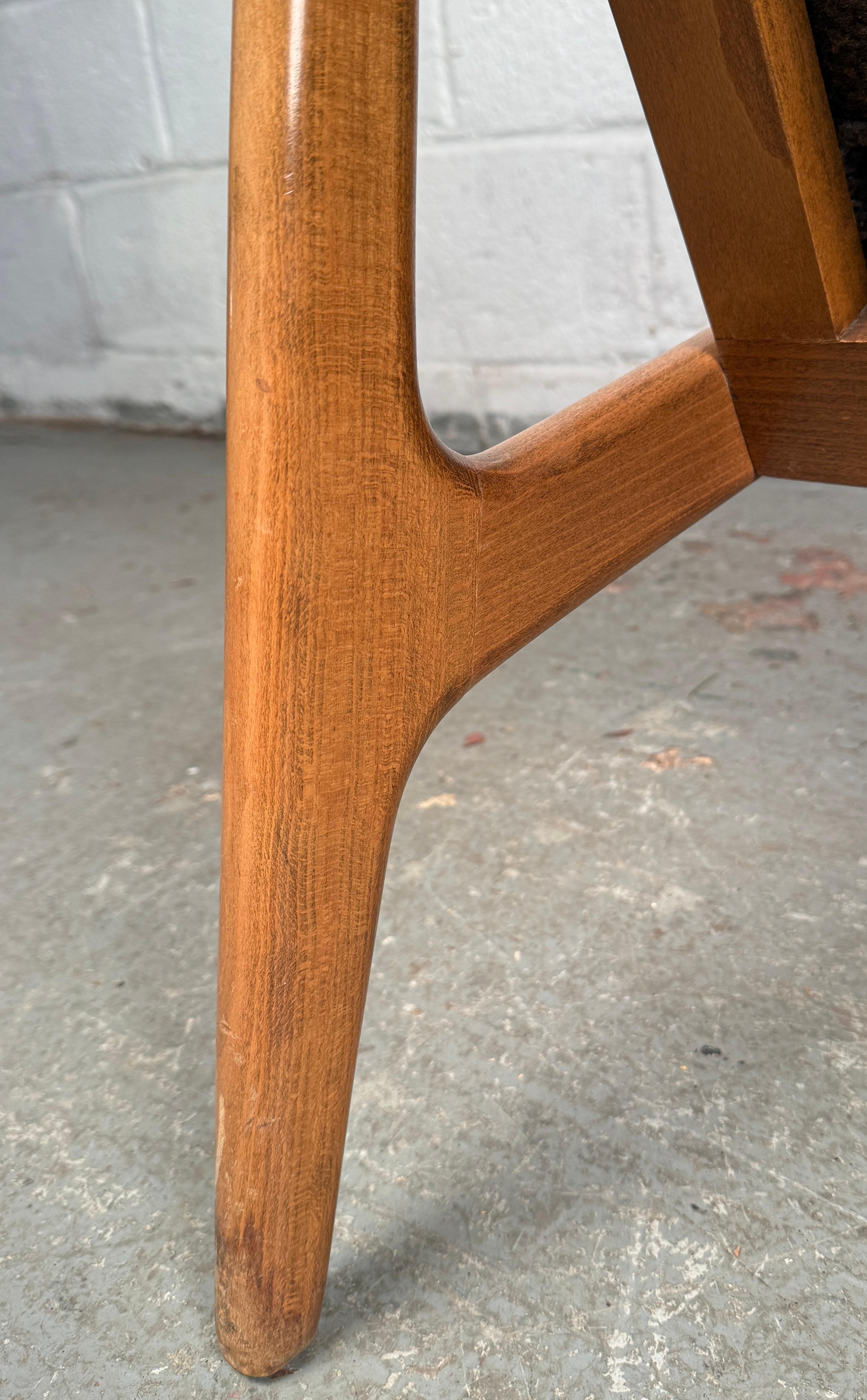 Paar Sessel mit Spindellehne aus Nussbaum im Vintage-Stil im Angebot 9