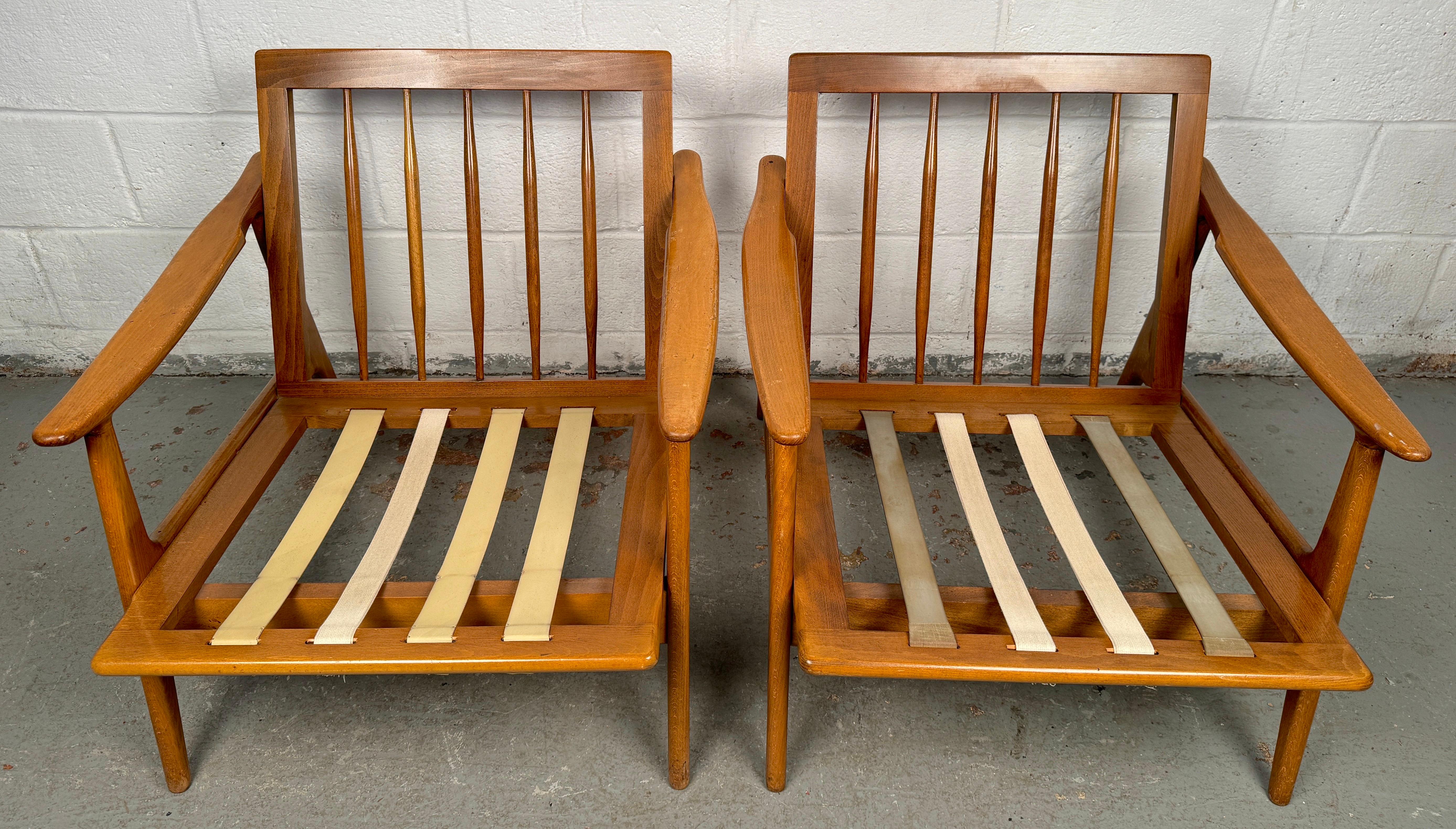 Paar Sessel mit Spindellehne aus Nussbaum im Vintage-Stil im Angebot 10