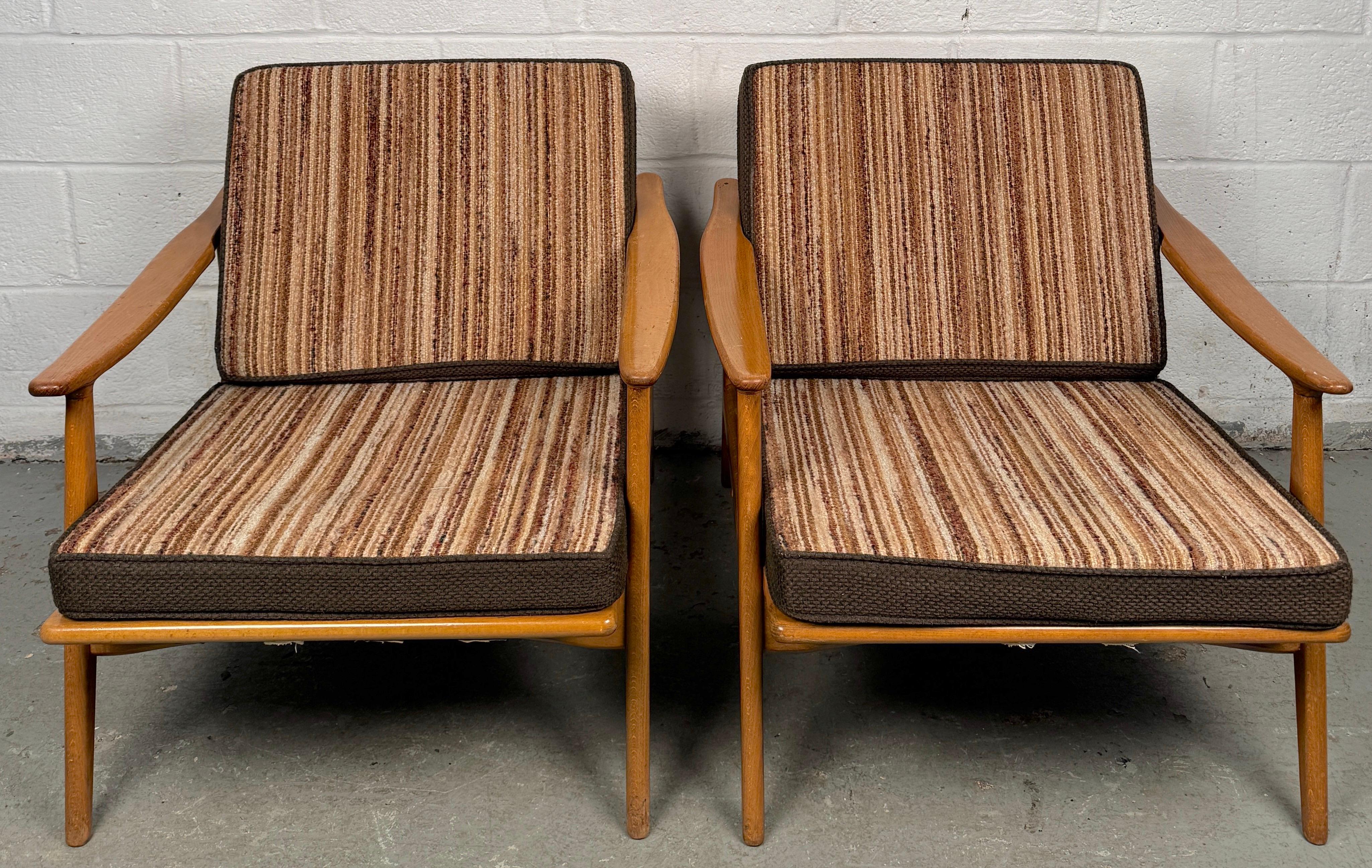 Paar Sessel mit Spindellehne aus Nussbaum im Vintage-Stil (Moderne der Mitte des Jahrhunderts) im Angebot