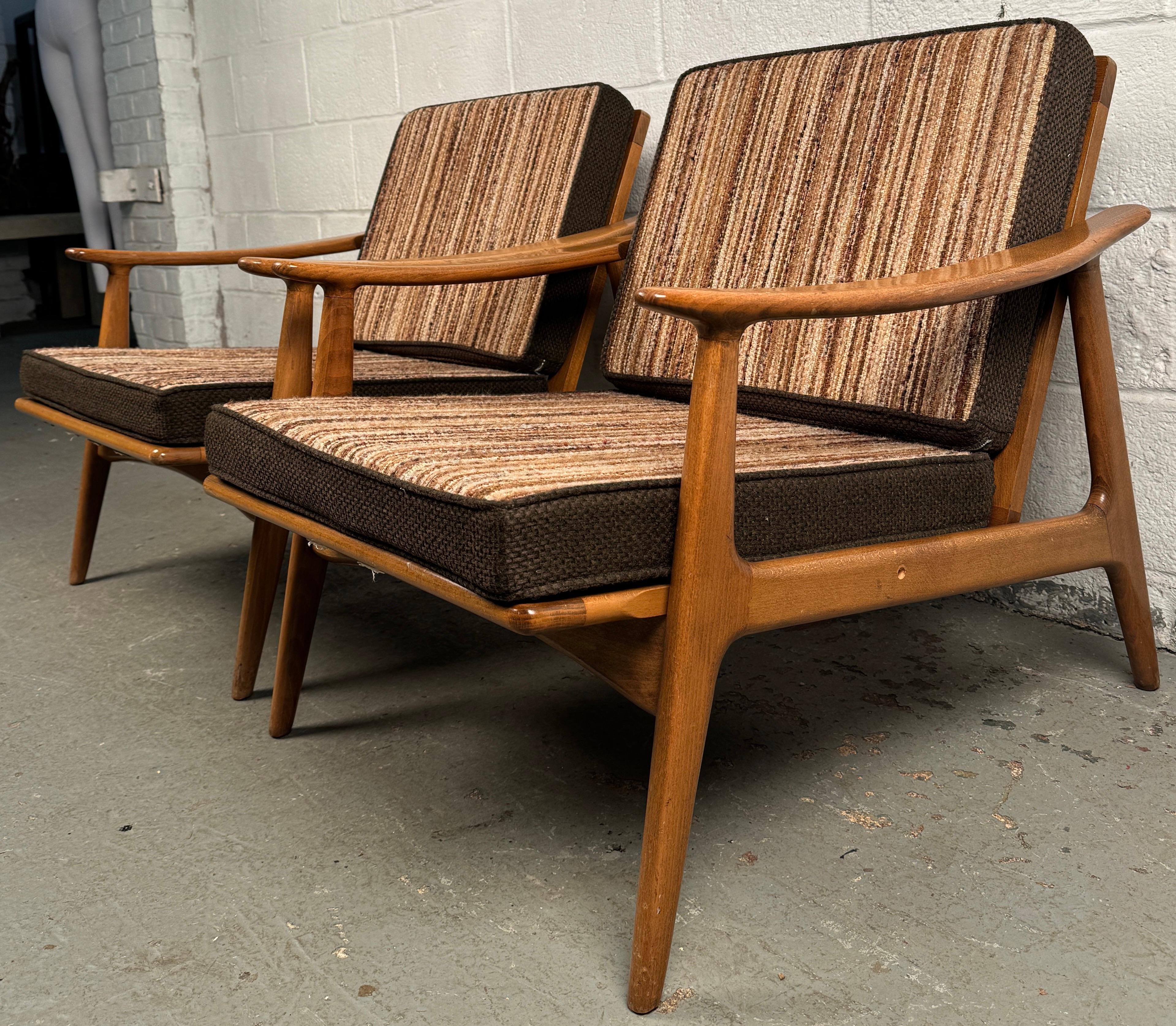Paar Sessel mit Spindellehne aus Nussbaum im Vintage-Stil im Zustand „Gut“ im Angebot in Brooklyn, NY