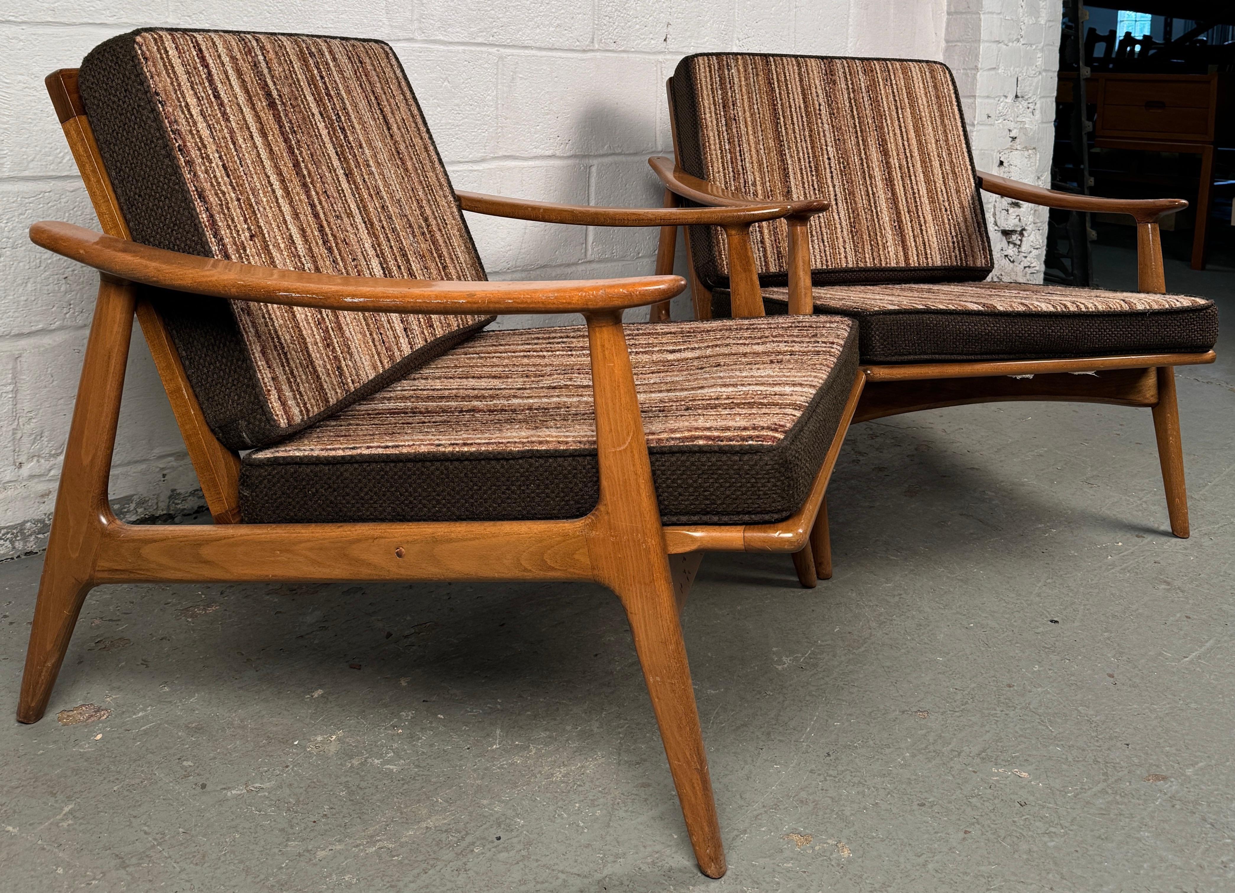 Paar Sessel mit Spindellehne aus Nussbaum im Vintage-Stil (20. Jahrhundert) im Angebot
