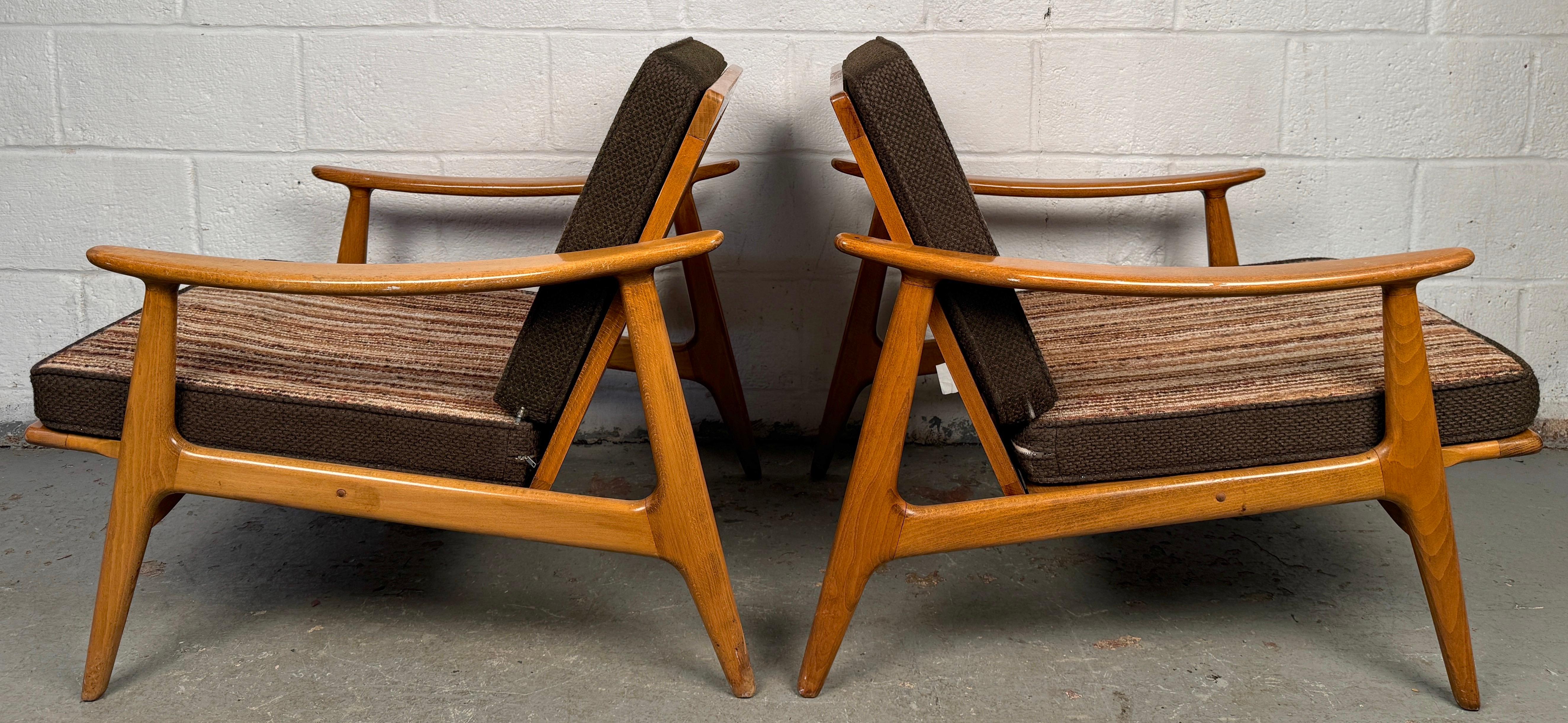 Paar Sessel mit Spindellehne aus Nussbaum im Vintage-Stil (Holz) im Angebot