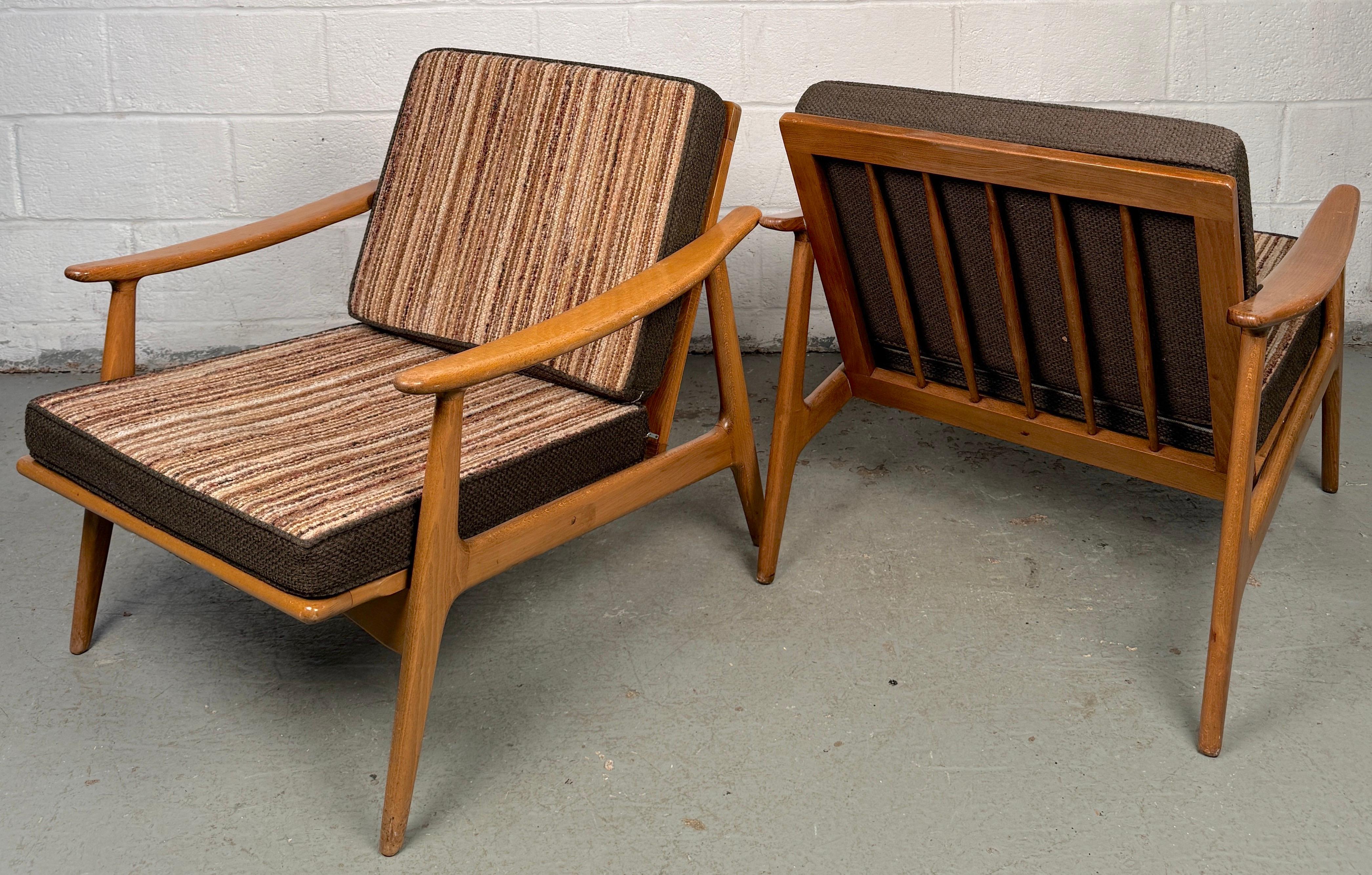 Paar Sessel mit Spindellehne aus Nussbaum im Vintage-Stil im Angebot 2