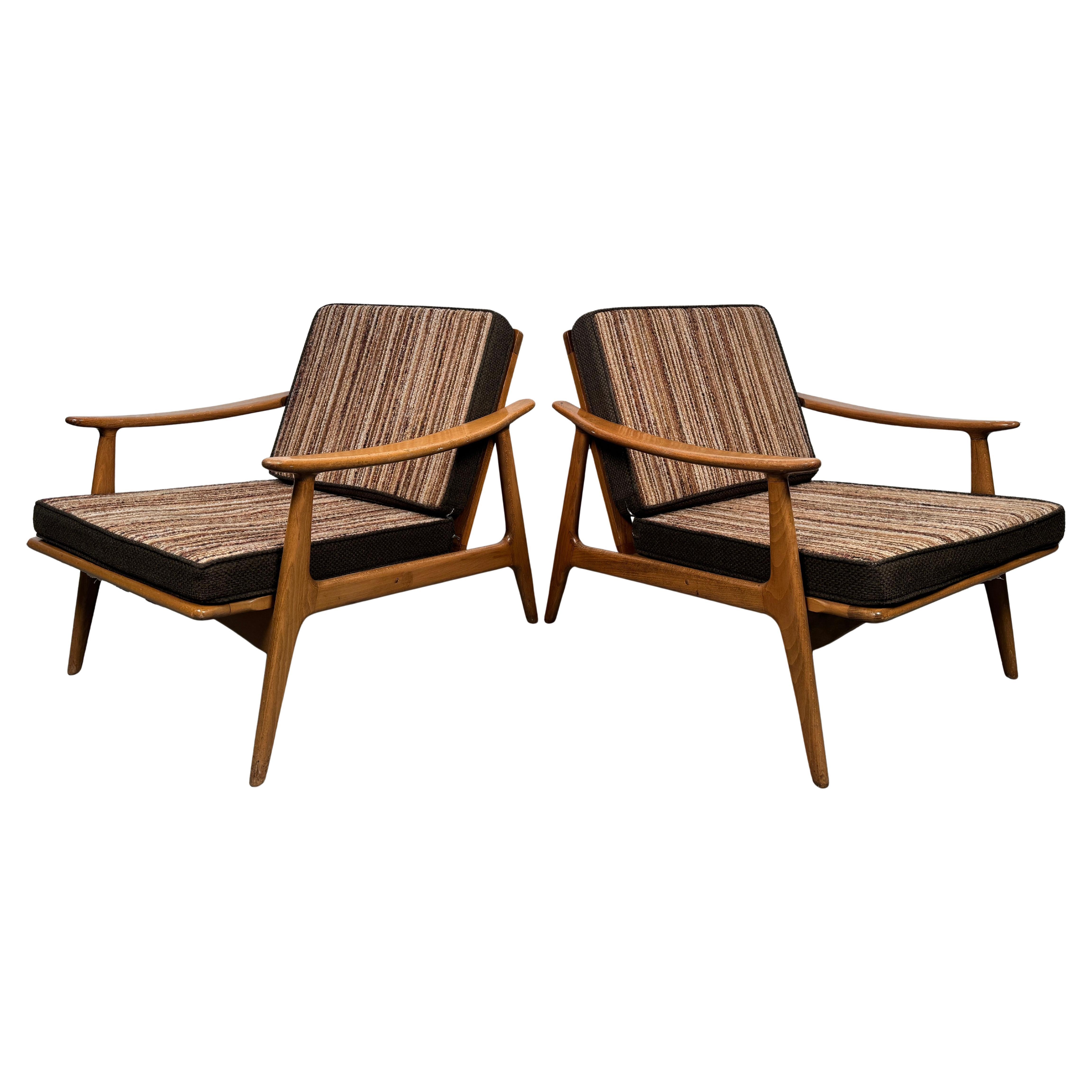 Paar Sessel mit Spindellehne aus Nussbaum im Vintage-Stil im Angebot