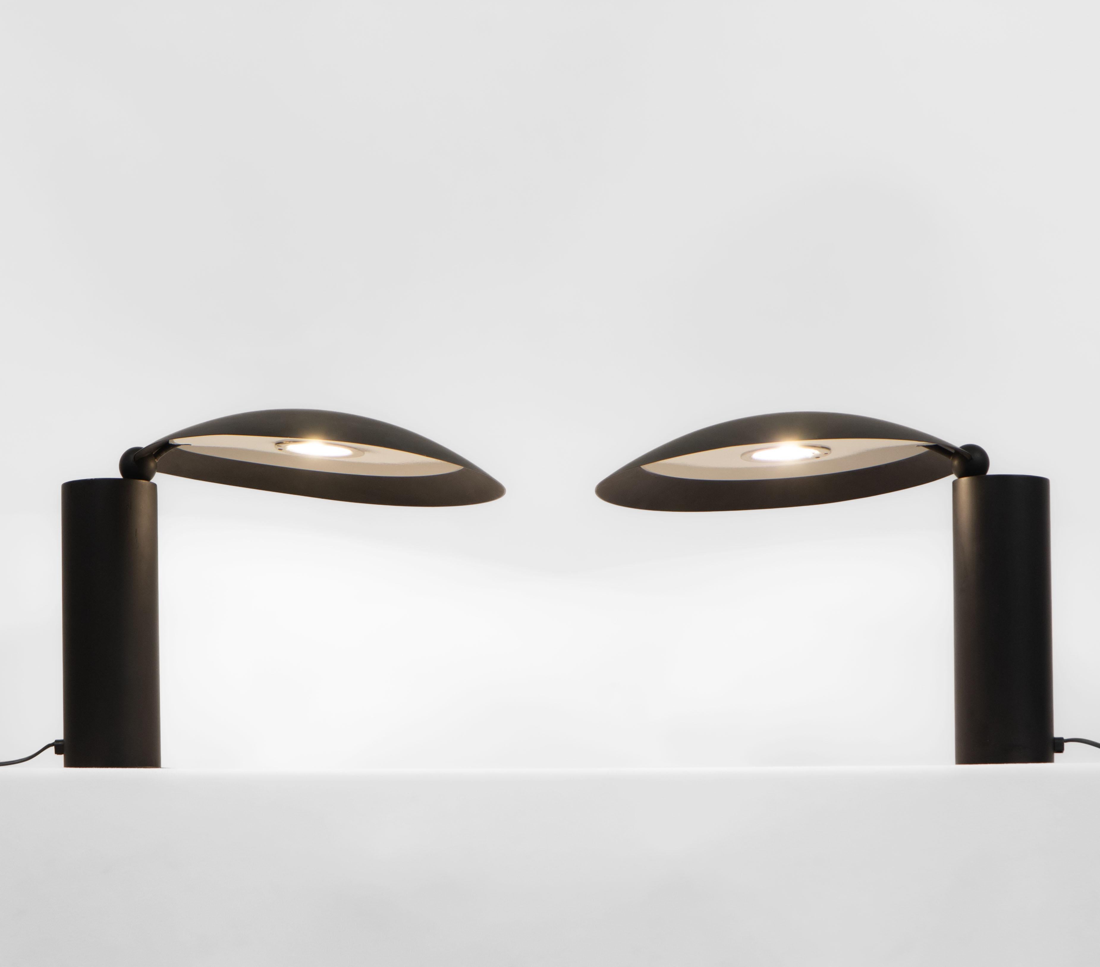 Une fabuleuse paire de lampes de table vintage Washington, conçue en 1983 par l'architecte français Jean-Michel Wilmotte pour le Lumen Center Italia, vers les années 1980.

Conçu à l'origine pour l'ambassade de France à Washington DC. Ce sont les
