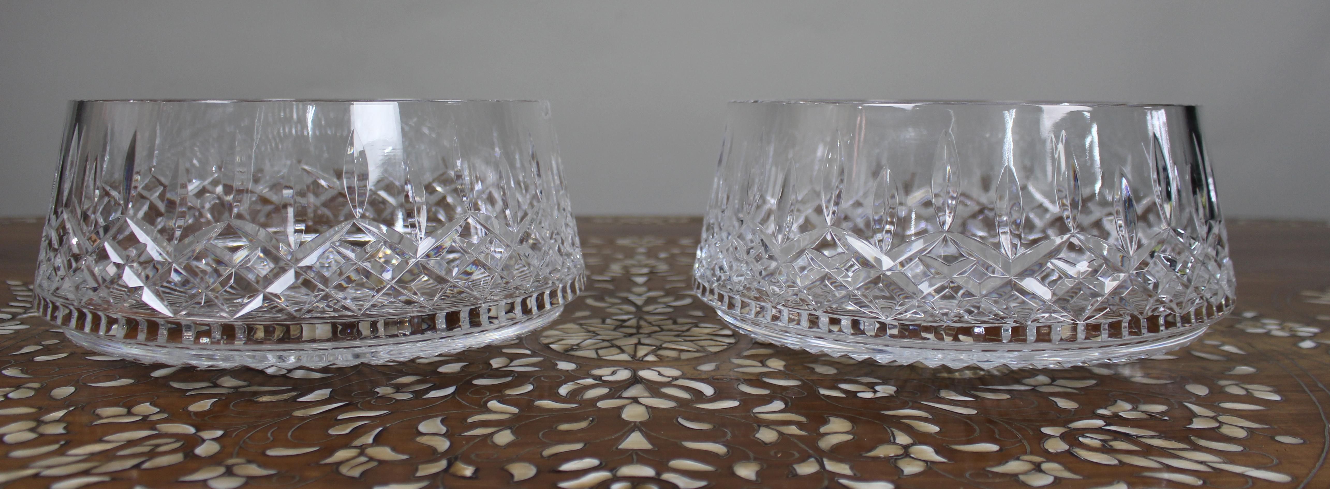 Paar handgeschliffene Waterford-Kristallschalen, Ende 20. Jahrhundert

Ein schönes und beeindruckendes Paar handgeschliffener Kristallschalen von Waterford, Irland.
Fachmännisch aus schwerem Kristall gefertigt, zeigt jede Schale die außergewöhnliche