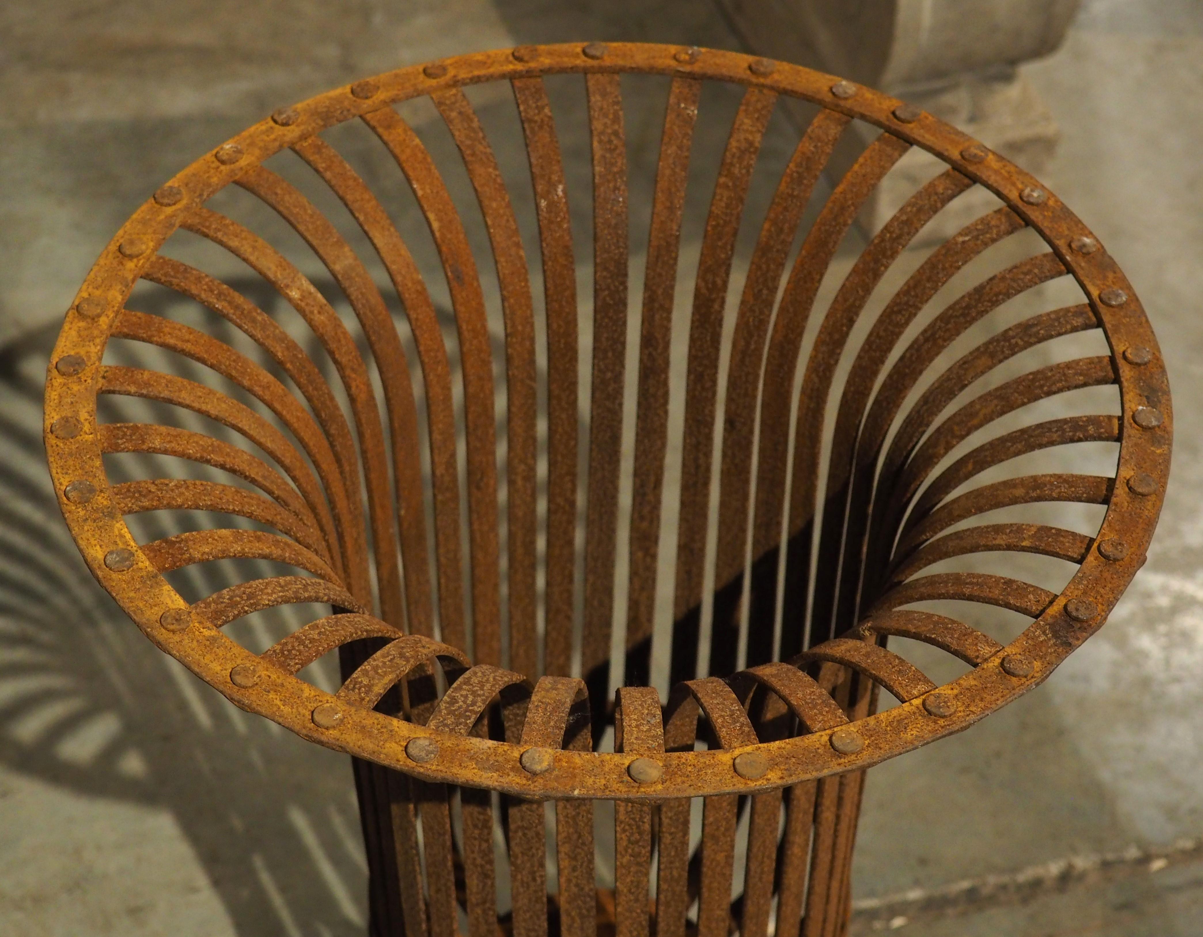 Paire d'urnes vintage en forme de panier en fer vieilli de France, 20ème siècle en vente 4