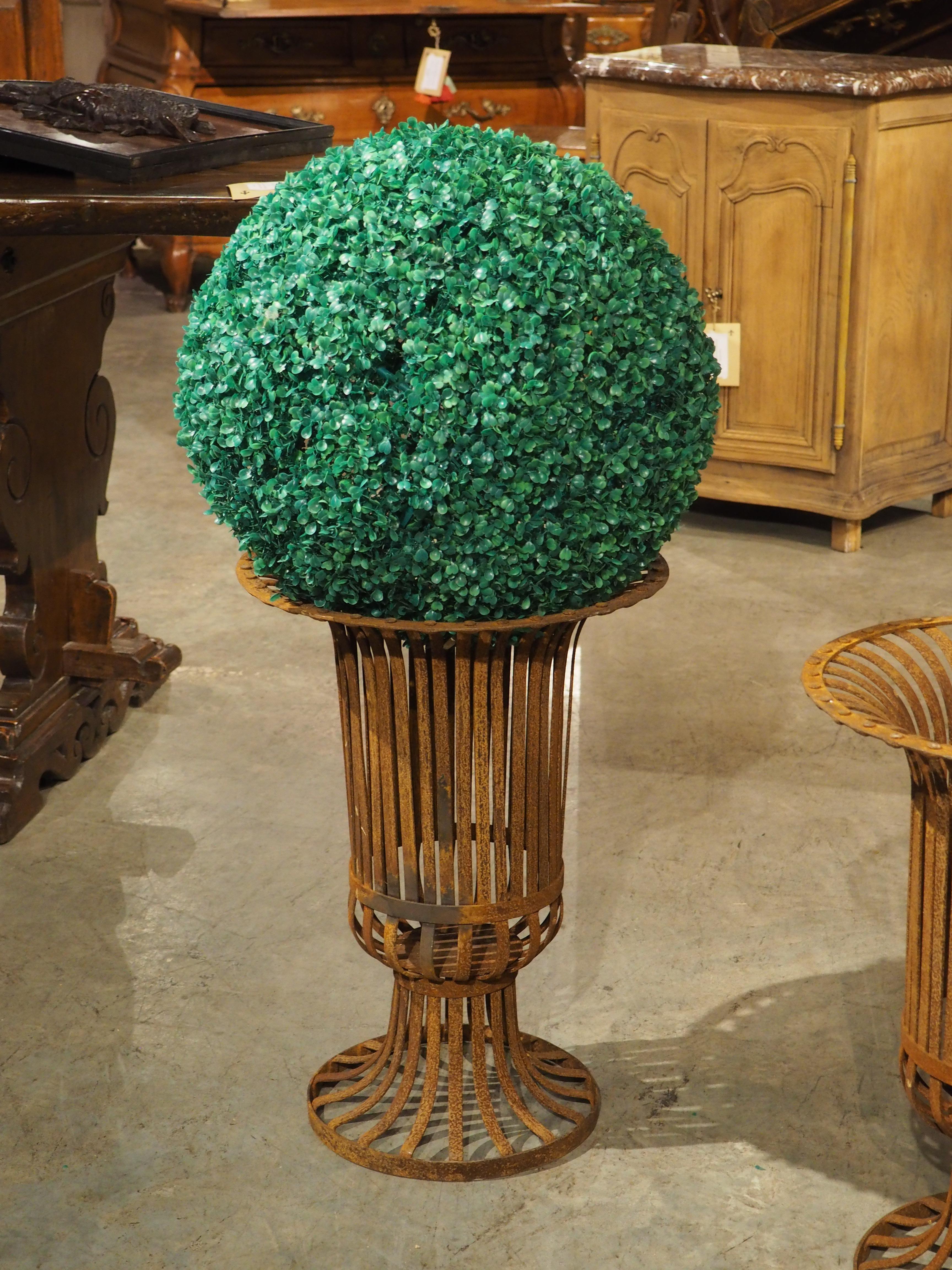 Ces grandes urnes cylindriques en forme de panier sont fabriquées en fer qui a un aspect fantastique et usé par le temps. En provenance de France et datant des années 1900, l'ensemble des urnes est constitué de lattes, ce qui leur confère une