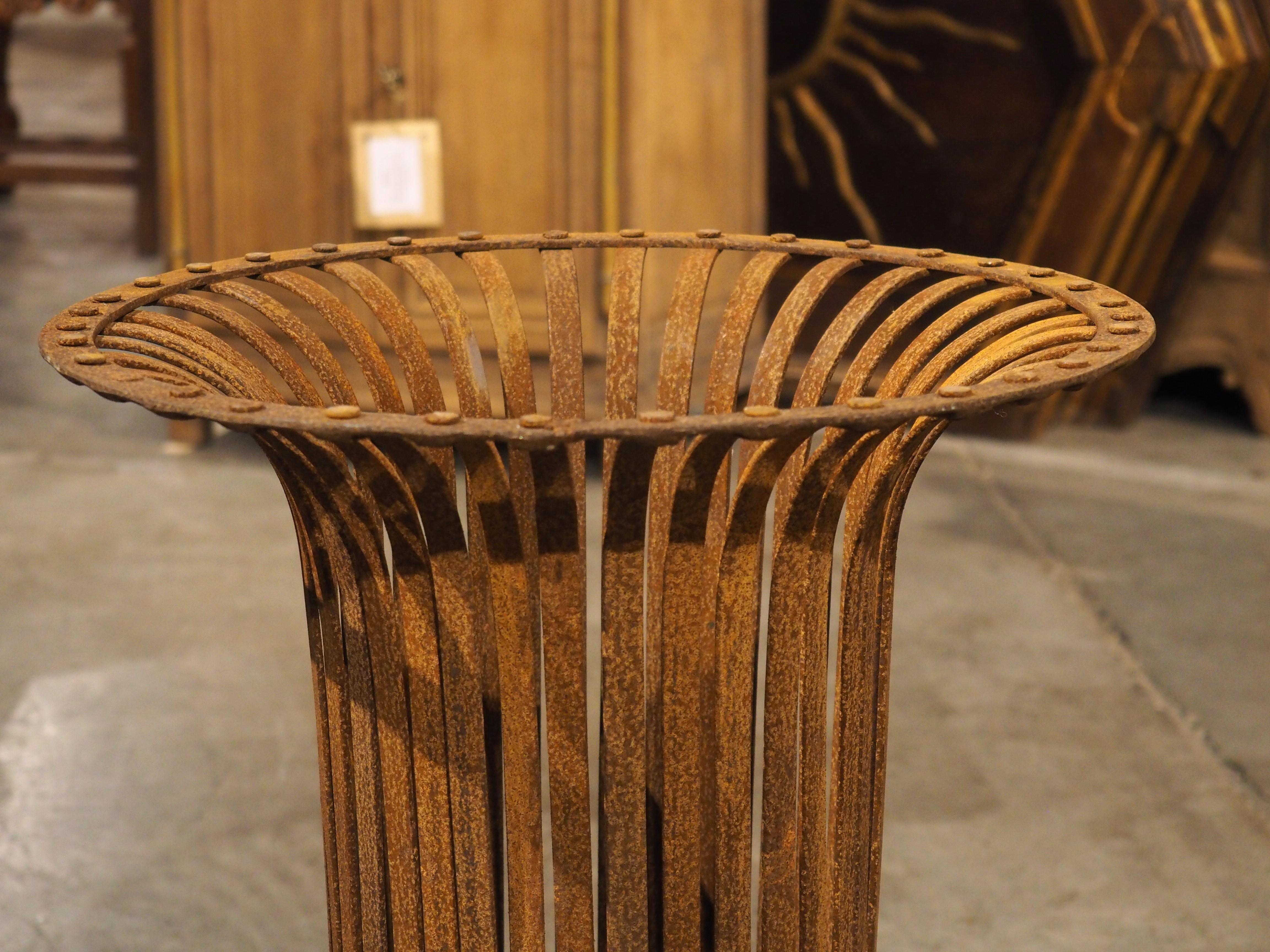 Paire d'urnes vintage en forme de panier en fer vieilli de France, 20ème siècle Bon état - En vente à Dallas, TX