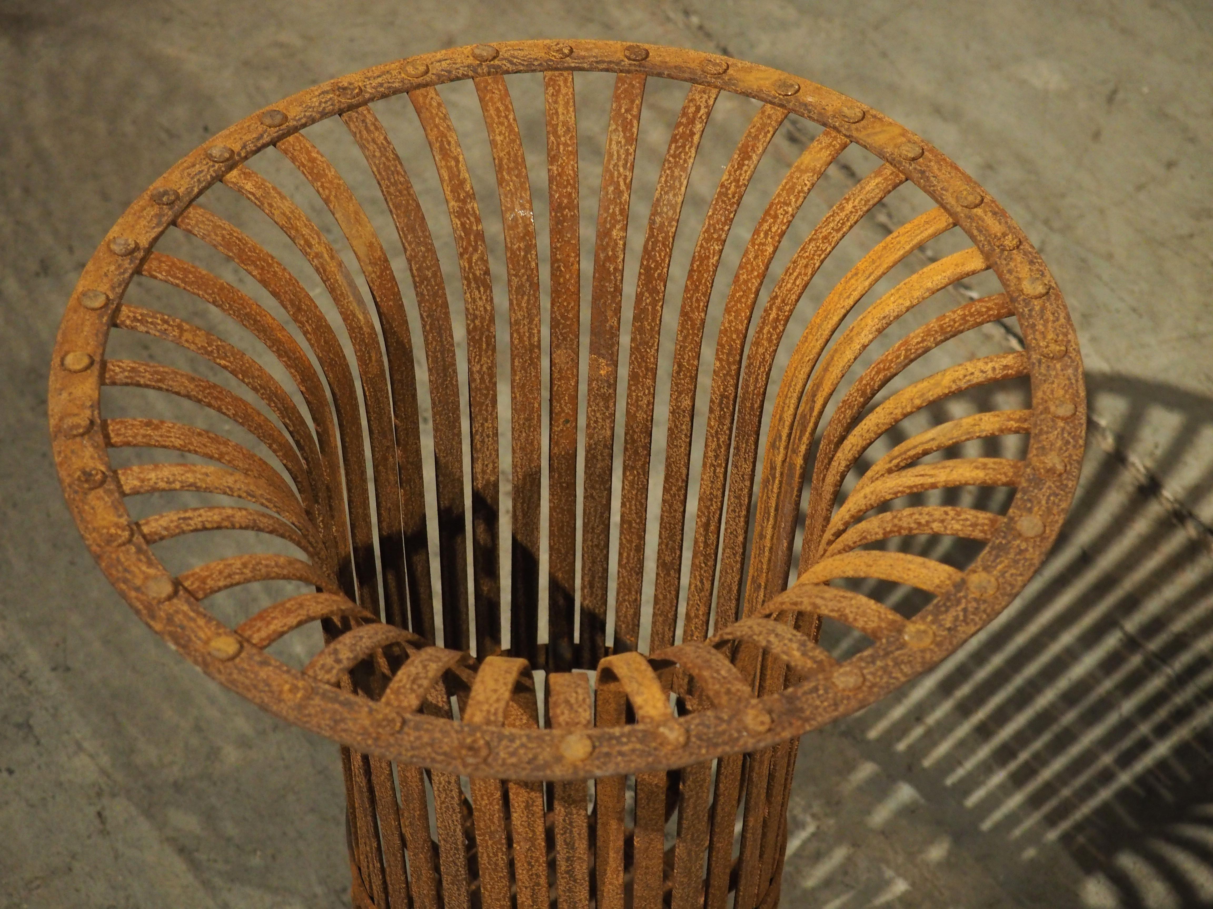 Paire d'urnes vintage en forme de panier en fer vieilli de France, 20ème siècle en vente 3