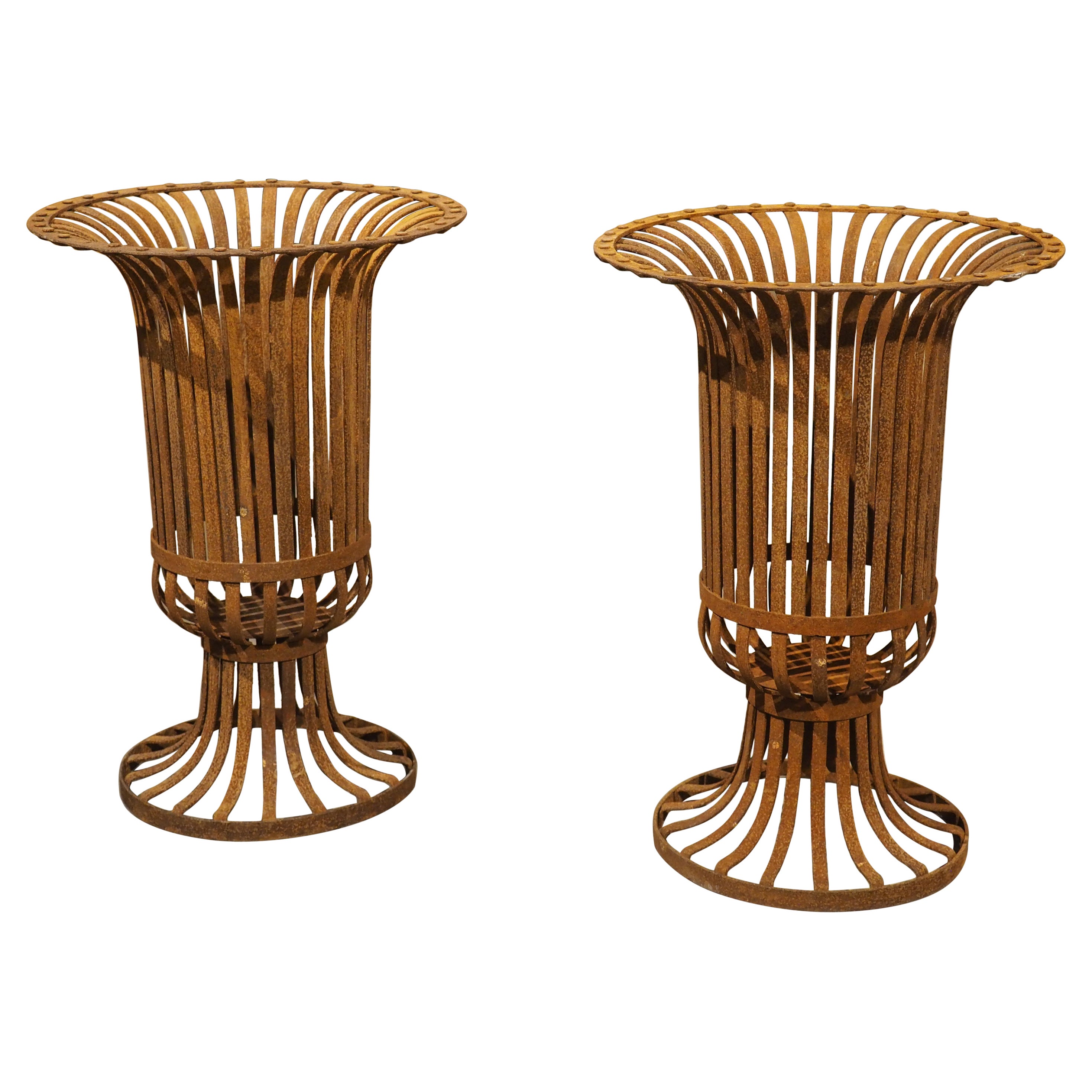 Paire d'urnes vintage en forme de panier en fer vieilli de France, 20ème siècle