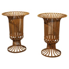 Pareja de urnas vintage de hierro envejecido con forma de cesta, Francia, Siglo XX