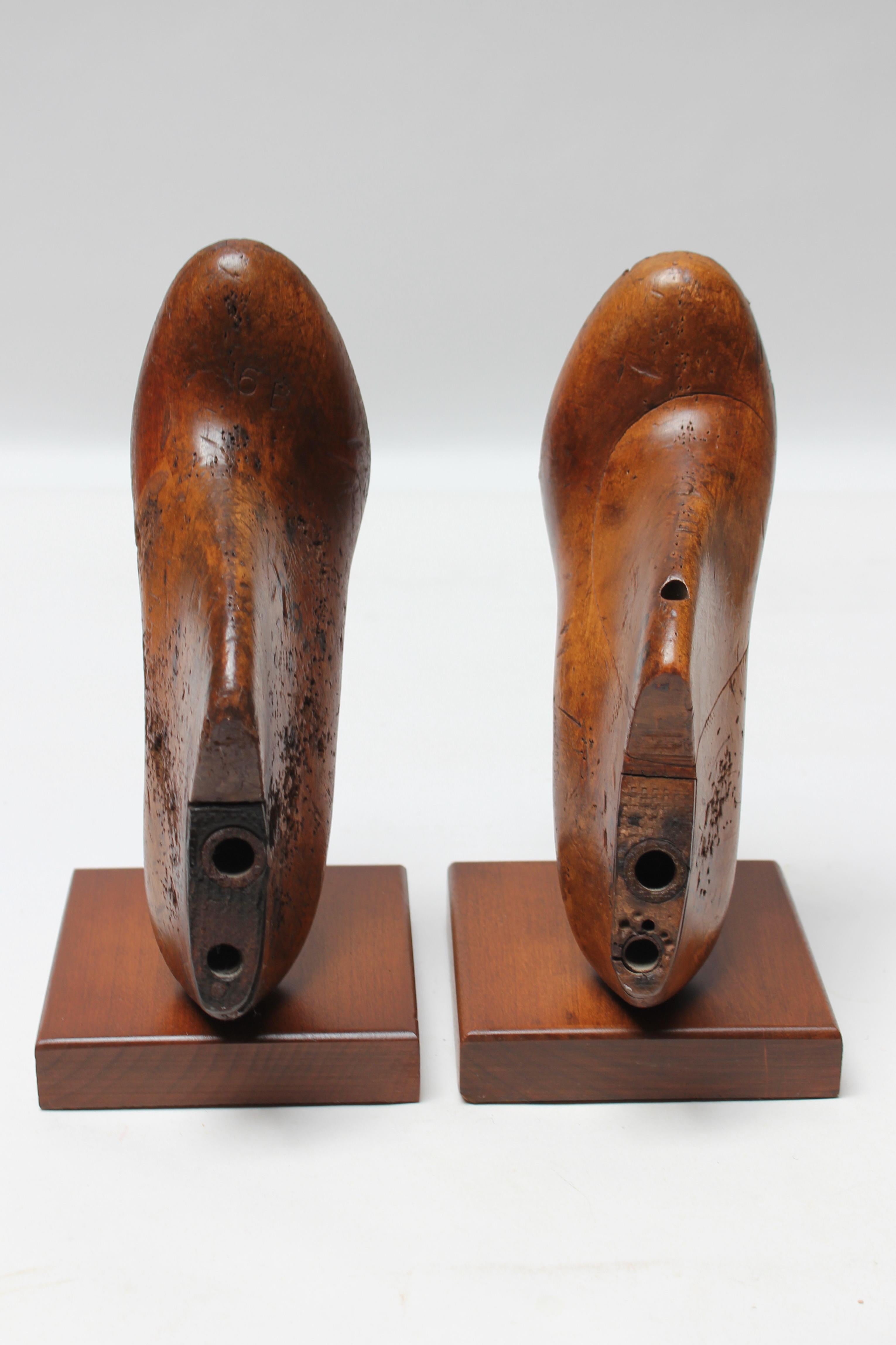 Pair of Vintage Western Last Co, Women's Shoe Mold Bookends In Good Condition For Sale In Brooklyn, NY