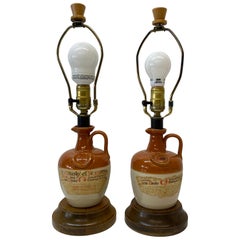 Pareja de lámparas de sobremesa vintage con botella de cerámica "Whiskey of Ye Monks" S. XX