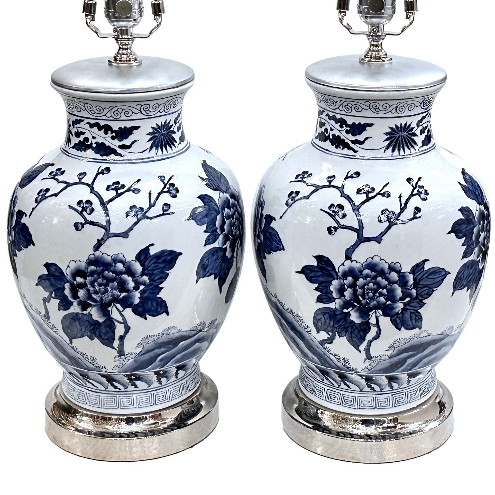Coppia di lampade francesi bianche e blu degli anni '60 circa con base in argento. 

Misure:
Altezza del corpo: 15
Altezza del paralume: 23