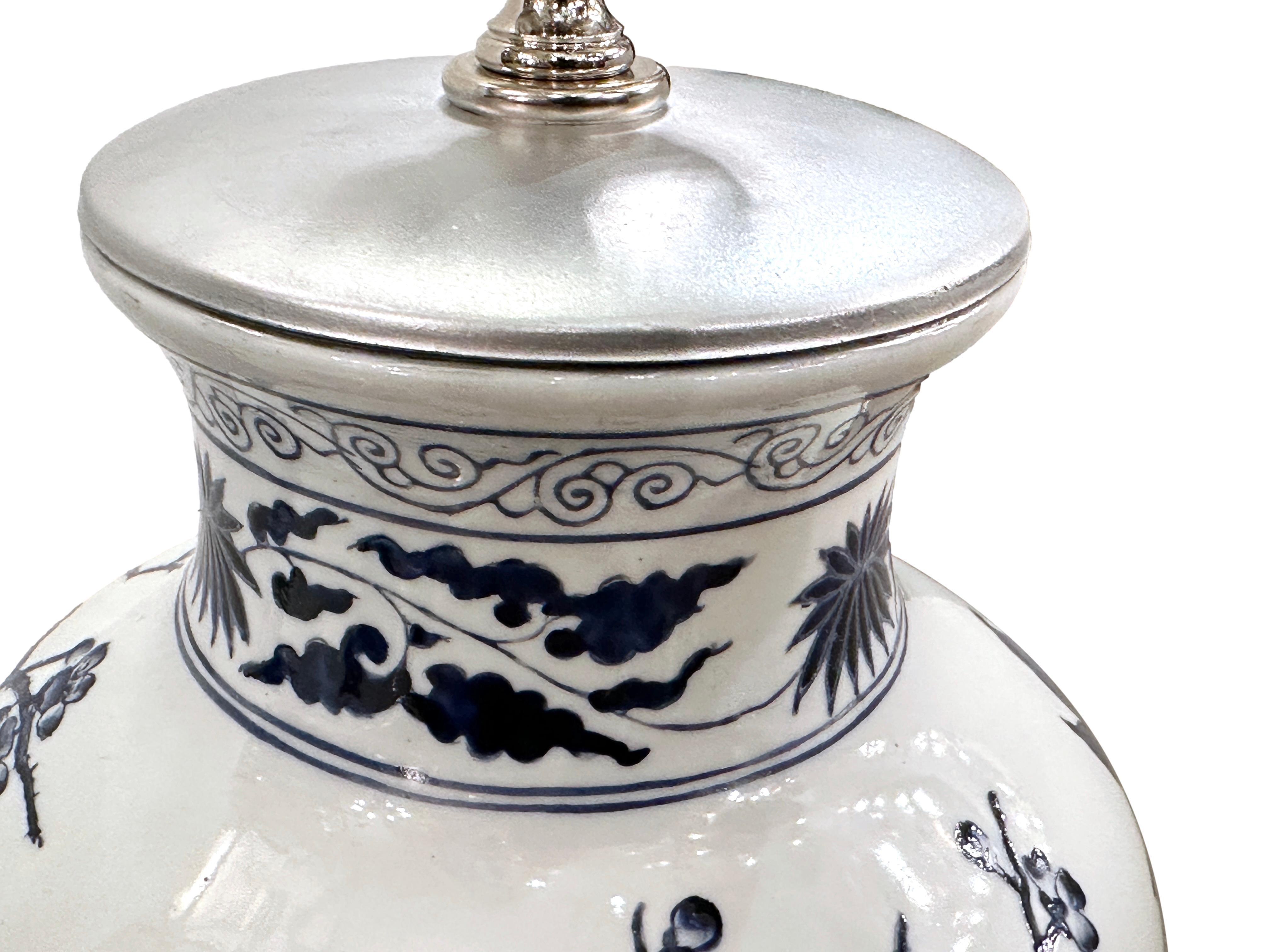 Francese Coppia di lampade floreali vintage bianche e blu in vendita