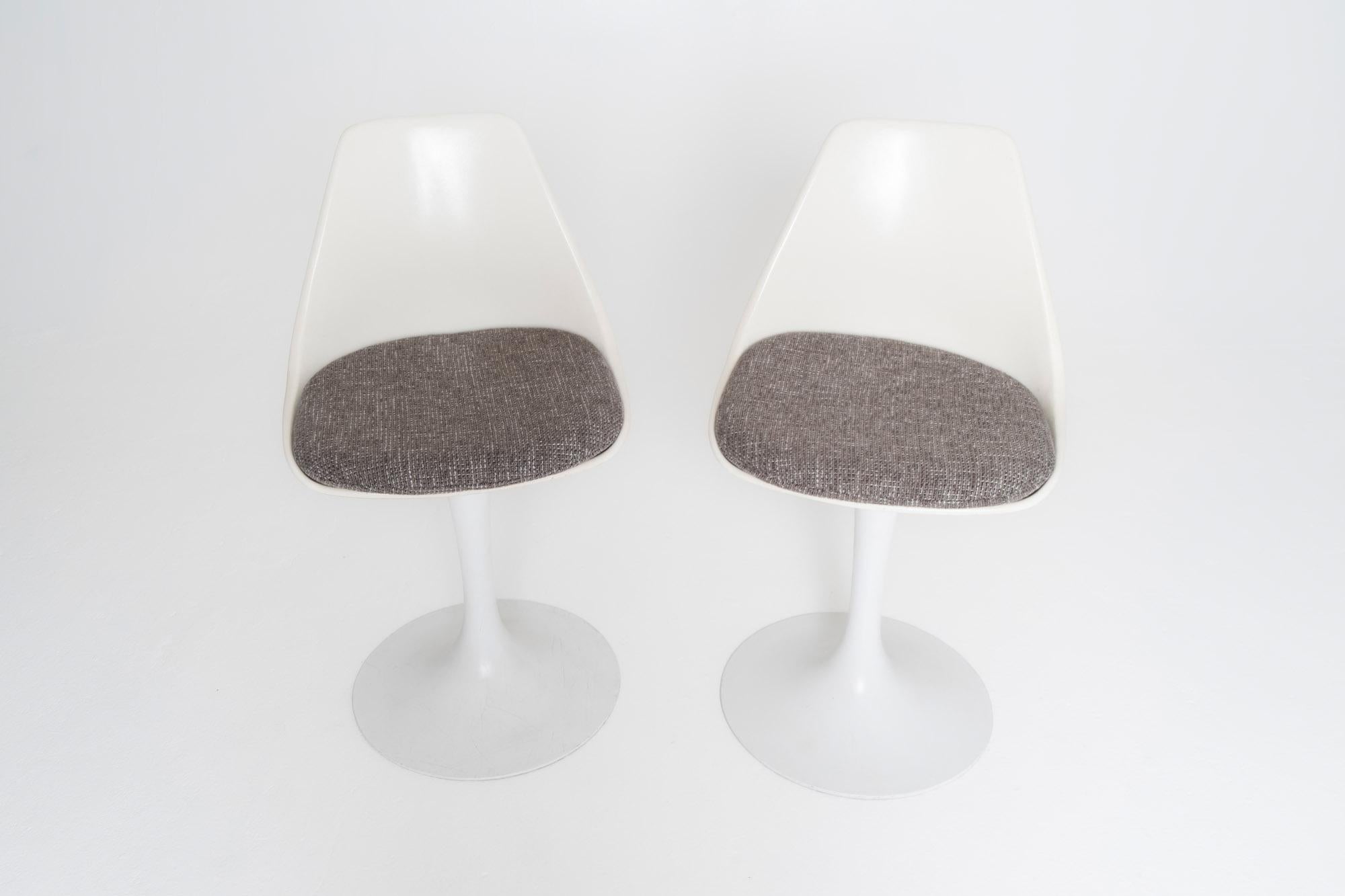 Pair of Vintage White Counter-Height Tulip Chairs by Burke Inc., 1960s In Good Condition For Sale In Los Angeles, CA