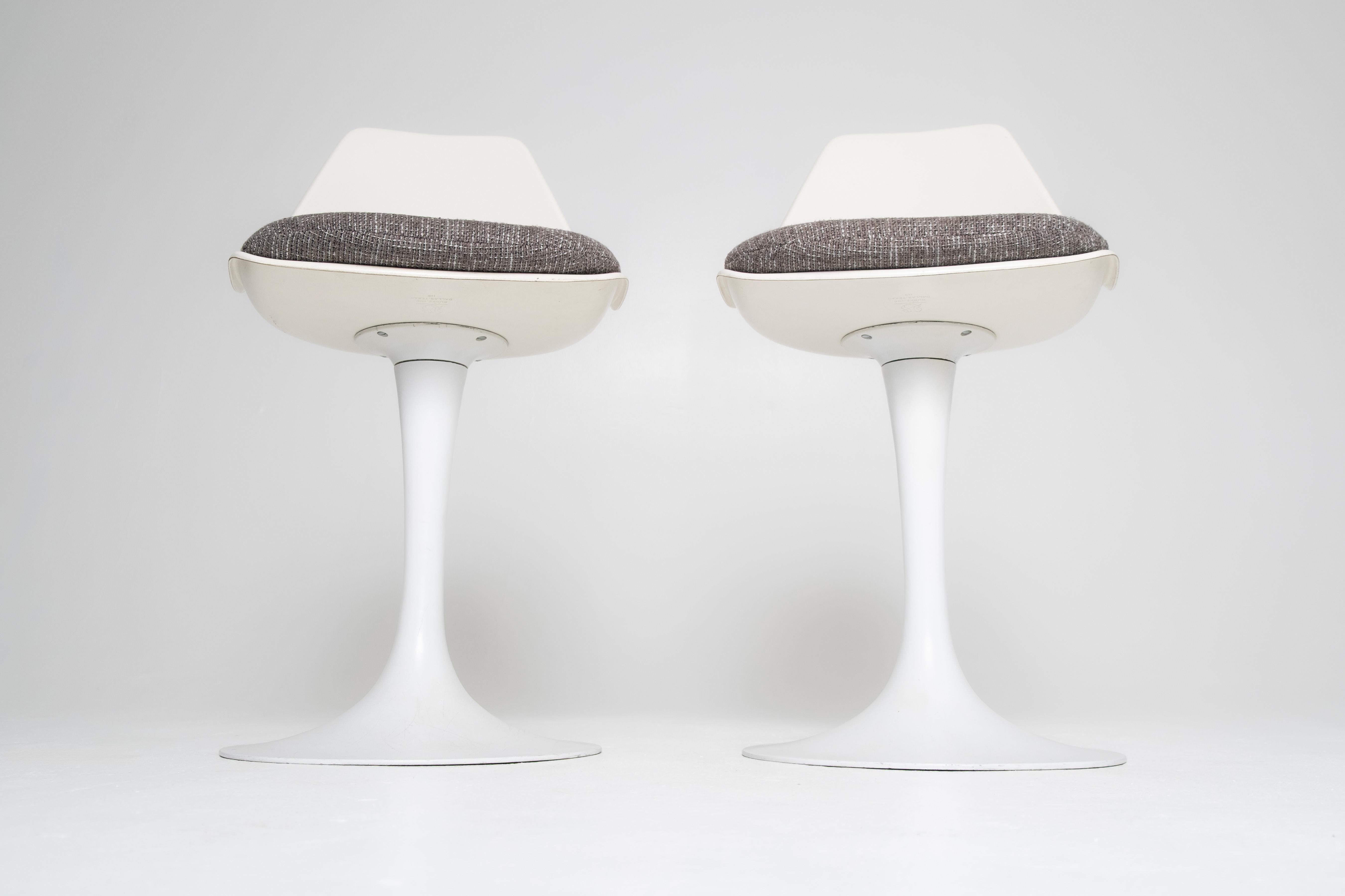 Aluminum Pair of Vintage White Counter-Height Tulip Chairs by Burke Inc., 1960s For Sale