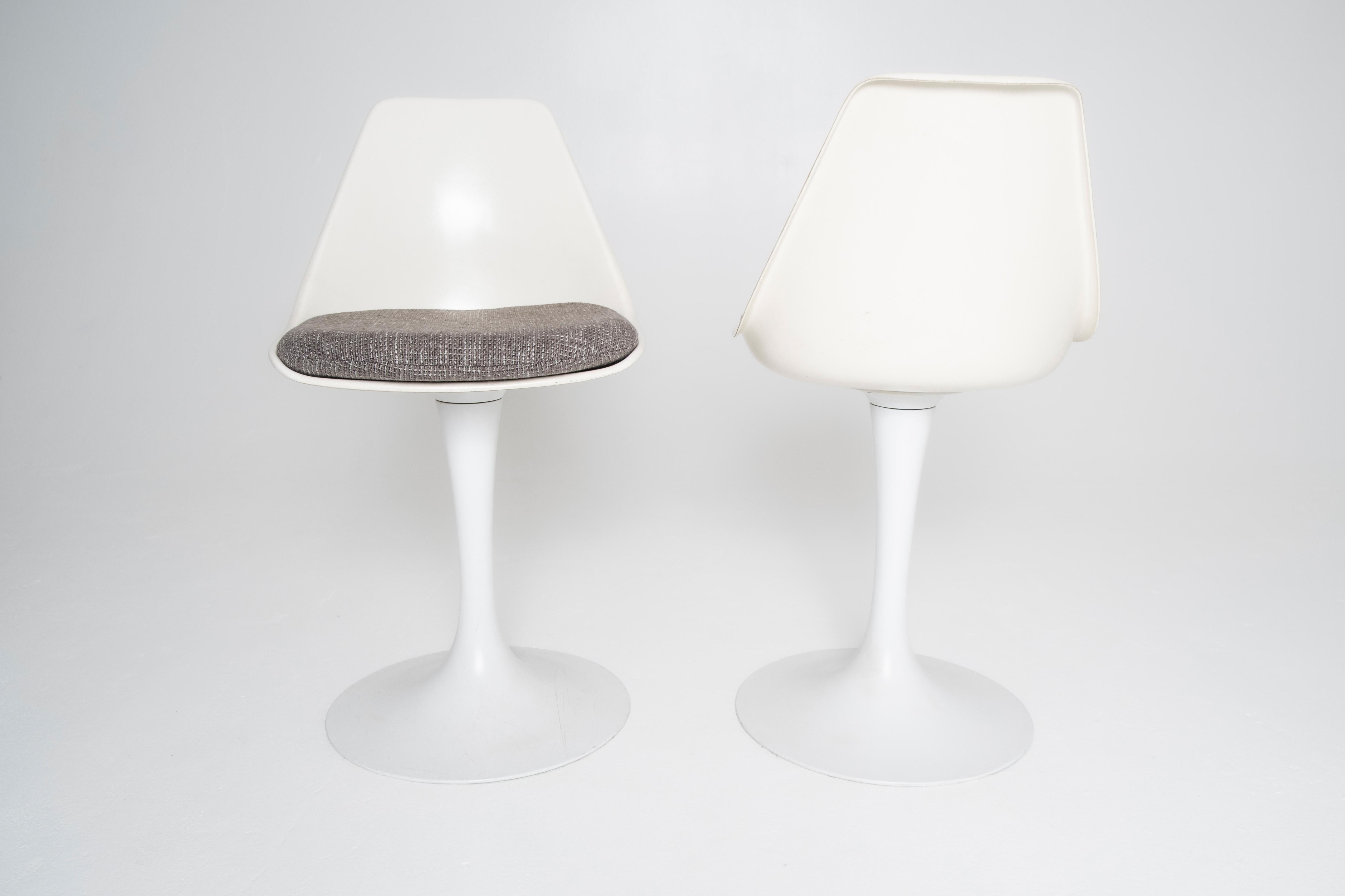 Pair of Vintage White Counter-Height Tulip Chairs by Burke Inc., 1960s For Sale 3